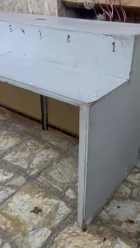 ميز حديد مغلف خشب يكون على شكل بايتين كما موضح بالفيديو
الطول 3متر  و 30سم 
الخانه الاول عرضها 37سم 
الخانه الثانية عرضها 34سم
بغداد الحرية ***********
السعر 60
