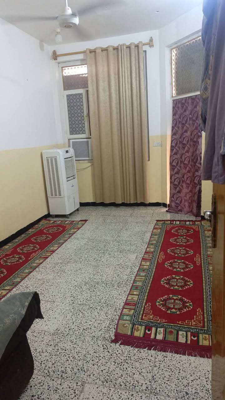 سلام عليكم بيت للبيع مساحه 100م طابو زراعي سند 25 شارع عرض 10متر تبليط يحتوي(على: غرف ع2+ صاله+كليدور+حمامات خارج وداخل) النواقص ستاره وبيتونه طابق ثالث ومحجر ) الموقع مقابيل المدهش تقسيم الجديد حسين مارينا لاستفسار *********** ومتوفره كافت الخدمات ماء كهرباء مدارس  متوفر واتساب  للاستفسار الاتصال على الرقم الموجود السعر خاص
