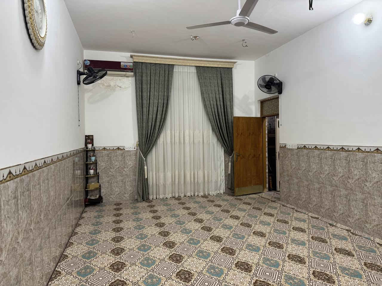 بيت للبيع في الحولي عمود رقم 1 خلف ملعب النجف الدولي خلف شارع 30 المساحه 200 متر طابقين بناء جديد طابو صرف
يحتوي الطابق الاول على حديقه خارجيه 
طارمه كبيره وتخاريج داخليه وخارجيه 
استقبال 7*4 فوقها غرفه 
مطبخ 5*4 فوقها غرفه
صاله 8*4
وغرفه 5 ونص* 4 ونص فوقها غرفه
وصحيات وثنين مكشوفات 
الطابق الثاني يحتوي على صاله و 3 غرف نوم وصحيات 
مطلوب 17 مليون للمصرف العقاري 
للاستفسار الاتصال 
***********
