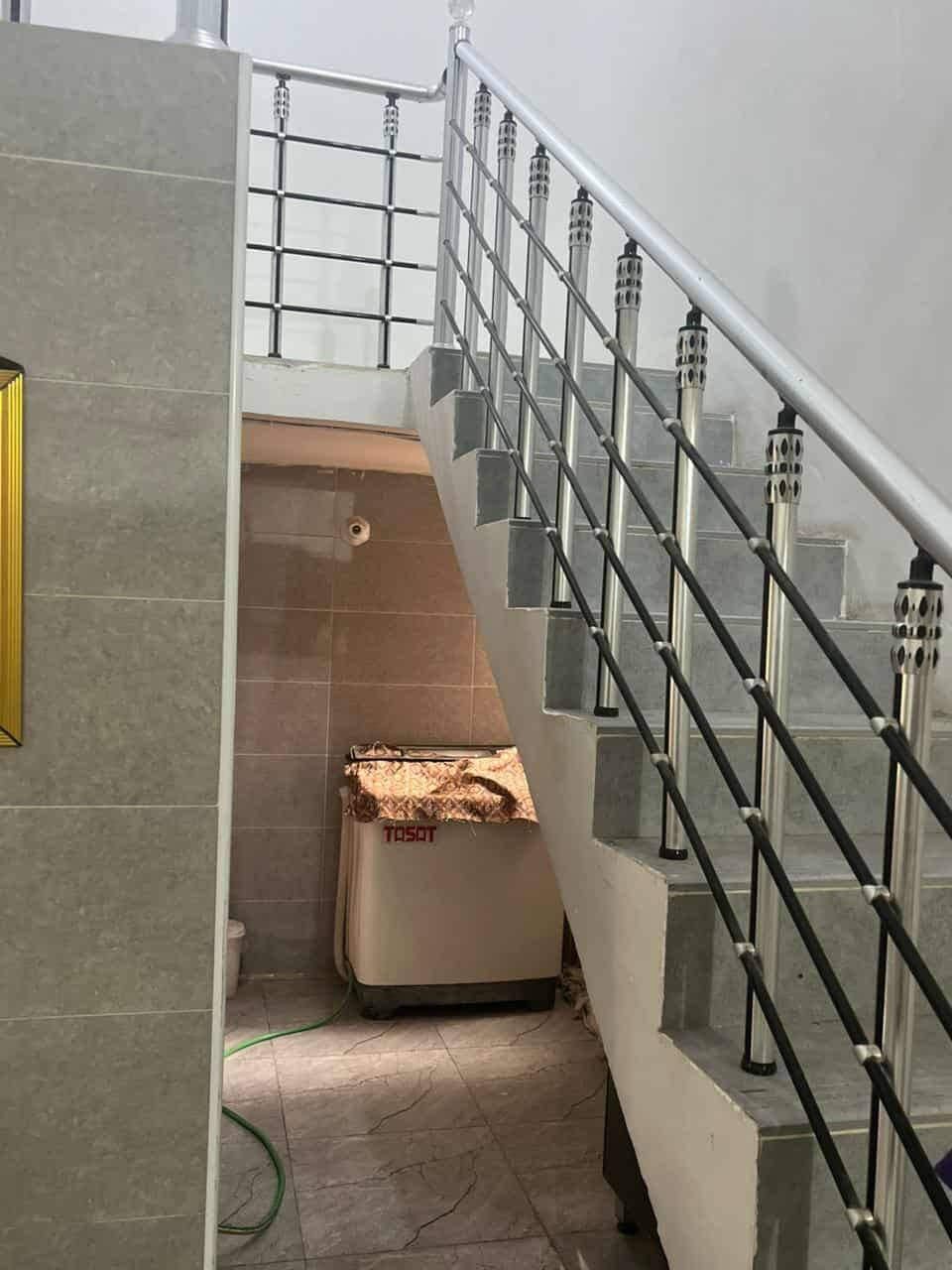 🏠 بيت للبيع – مساحة 200م
📍 ضهر / القرية مول
مقابل مستشفى التركي

🔹 تفاصيل البيت:
• طابقين
• الطابق الأرضي: استقبال – مطبخ كلدور – غرفة نوم – صحيات
• الطابق الثاني: 4 غرف نوم
• البيت نظيف جداً ومرتب
• منطقة مخدومة بالكامل (أسواق، مستشفى، خدمات)

📞 للاستفسار:
***********
