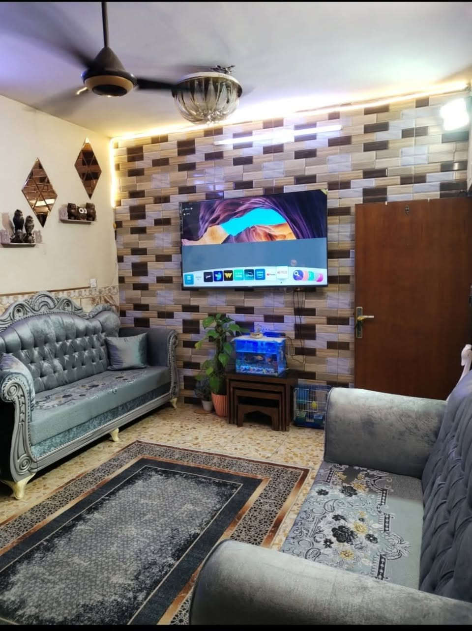 السلام عليكم بيت للبيع تجاوز مساحة ٩٠ متر مربع واجهة ٧ بناء حديث طابوق مسلح البيت يتكون من استقبال وصالة مفتوحة وغرفة منام ومطبخ وصحيات البيت كوله سيراميك فقط، الغرفه بياض  والسطح شتايكر بيت كامل وجاهز للسكن مكان بغداد بلأمين شهداء النفط يم اسواق كرار الوائلي غير متواجد عل فيس للأستفسار الاتصال ع الرقم ***********
