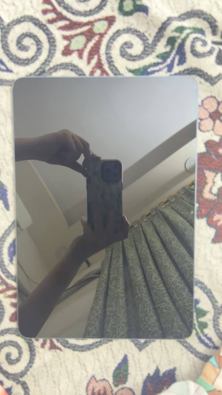 السلام عليكم ايباد للبيع السعر525 الشاشة
حجم 12.4 إنج

دقة 3K (3048×2032)

نوع LCD

معدل تحديث 144Hz

نسبة أبعاد 3:2 ممتازة للدراسة والرسم

سطوع يصل إلى 900 nits

دعم Dolby Vision و HDR10

المعالج والأداء

معالج Snapdragon 8 Gen 2 القوي جداً

معالج رسومي Adreno 740

ممتاز للألعاب الثقيلة والمونتاج والرسم

الرام والتخزين

8GB RAM + 256GB

12GB RAM + 512GB

نوع الرام LPDDR5X

تخزين سريع UFS 4.0

البطارية والشحن

بطارية 10000mAh

شحن خارق 120W

يشحن تقريباً بالكامل خلال حوالي 35 دقيقة

الكاميرات

خلفية 50MP + 2MP

أمامية 32MP

تصوير 4K 60fps

الصوت

6 سماعات Stereo

دعم Dolby Atmos

صوت قوي جداً للأفلام والألعاب

الاتصال والمنافذ

Wi-Fi 7

Bluetooth 5.3

USB-C 3.2

يدعم توصيل شاشة خارجية عبر USB-C في بعض الاستخدامات

التصميم

وزن حوالي 590g

سماكة 6.26mm

جسم معدني فخم

المميزات

شاشة كبيرة وممتازة

أداء قريب من اللابتوبات الخفيفة

شحن سريع جداً

ممتاز للدراسة والرسم والألعاب

يدعم القلم والكيبورد الرسمي


**إذا كنت صاحب هذا الإعلان وتريد حذفه لأي سبب، رجاءا أرسل رسالة إلى الدعم الفني**