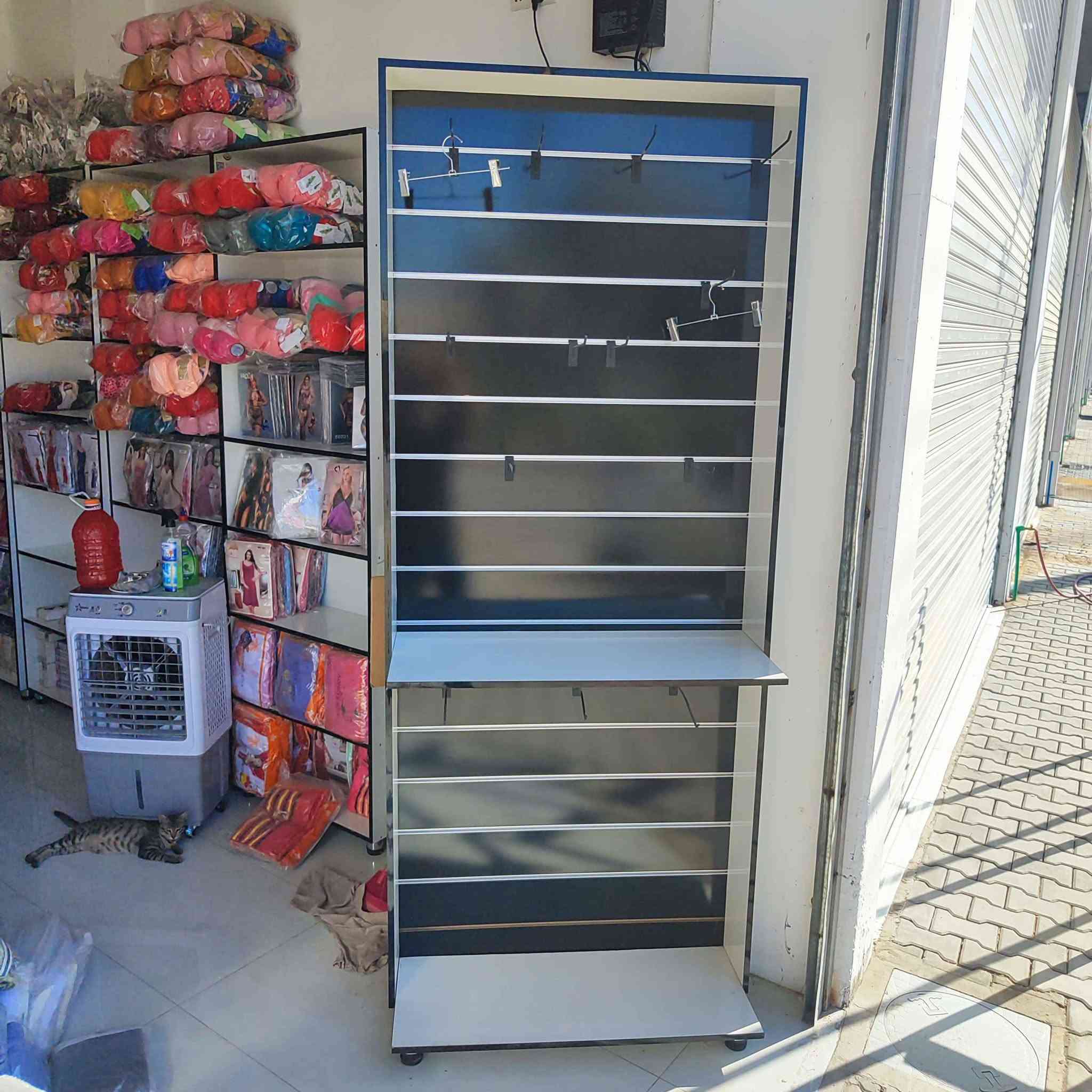 فاترينات عرض او رفوف عرض 80 سانتم نزال 30 ارتفاع 244
وموجود عارضة عرض متر وارتفاع 244
للتواصل واتساب *********** بغداد, العراق
