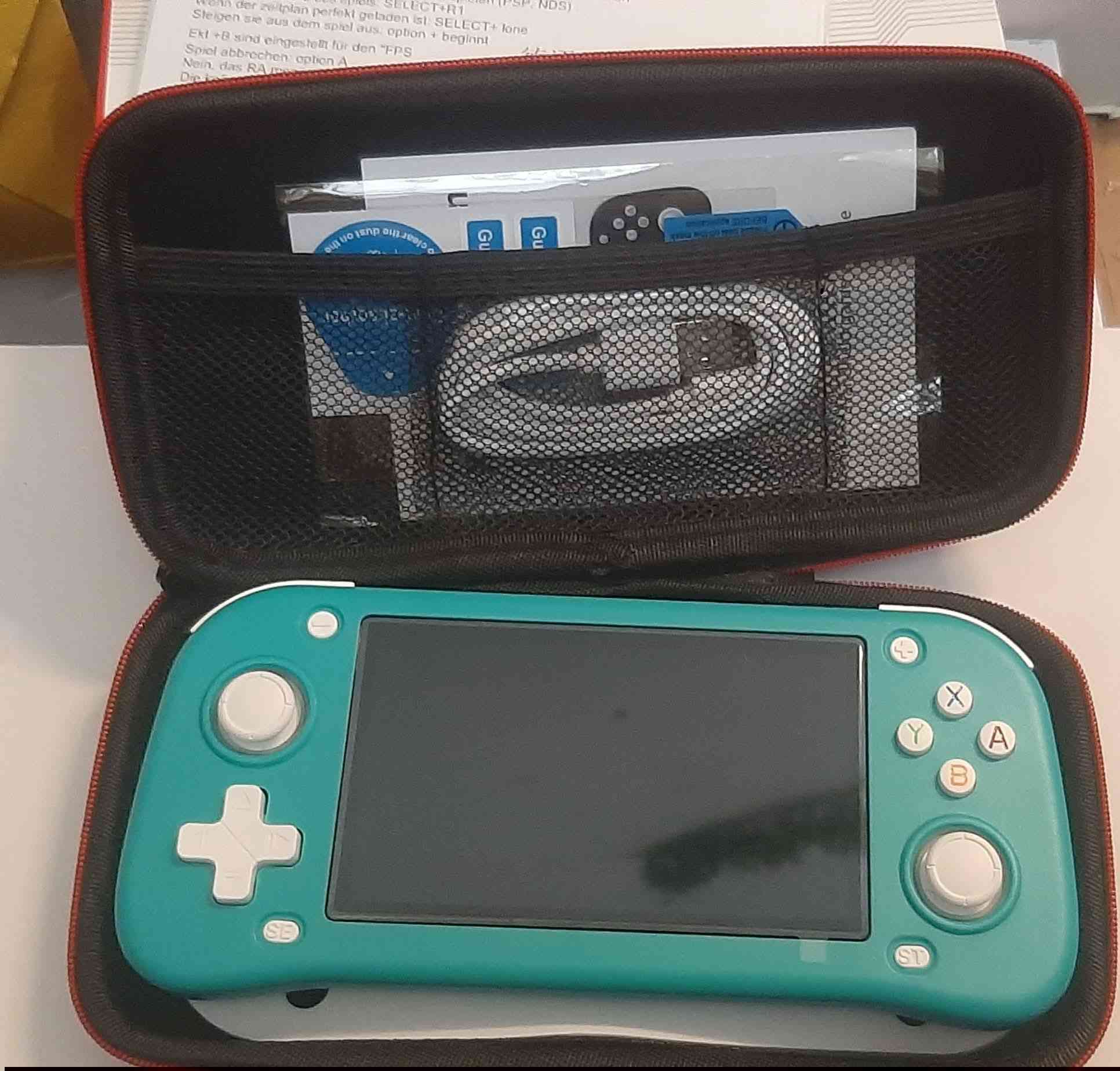 جهاز Game Console Mode XF43 للبيع
منصة ألعاب محمولة مخصصة لمحاكاة الألعاب الكلاسيكية (Retro Gaming)
أهم المواصفات والمميزات:
الشاشة: شاشة IPS بحجم 4.3 بوصة توفر زوايا رؤية جيدة وألواناً واضحة.
المكتبة الضخمة: يأتي الجهاز محملاً بأكثر من 15,000 إلى 20,000 لعبة كلاسيكية مخزنة على بطاقة ذاكرة (SD Card).
المحاكيات المدعومة: يدعم أكثر من 30 محاكياً لأنظمة قديمة مثل PlayStation 1 (PS1)، Game Boy Advance (GBA)، Super Nintendo (SNES)، وNES.


**إذا كنت صاحب هذا الإعلان وتريد حذفه لأي سبب، رجاءا أرسل رسالة إلى الدعم الفني**