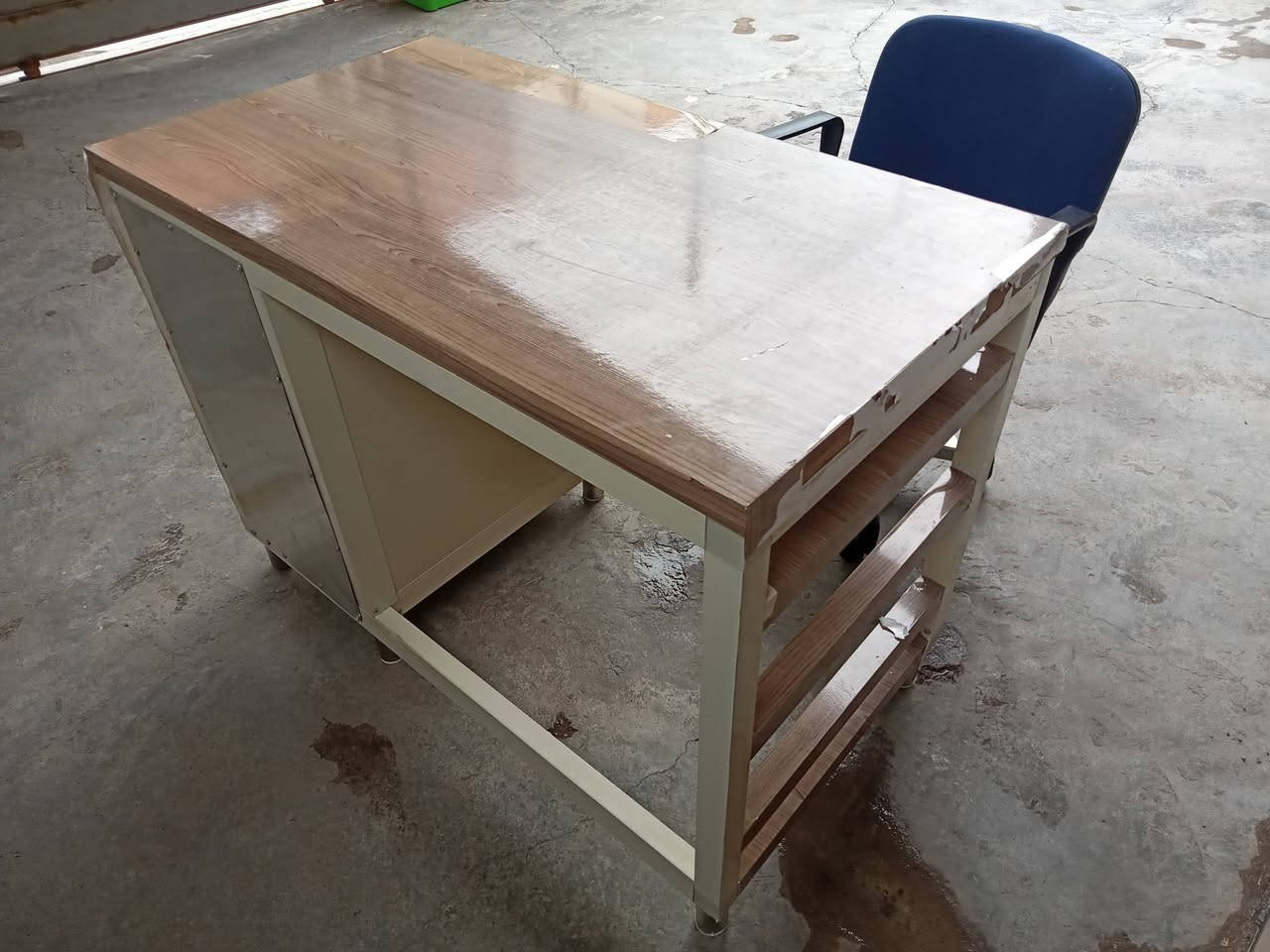 ميز المنيوم تفصال  مع كرسي دوار شغال الجك هم شغال الشراي ***********
