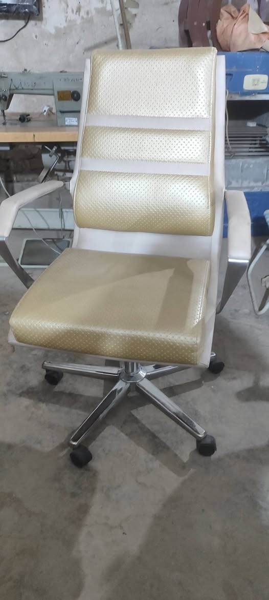 كرسي مكتبي دوار اخو الجديد مع كراسي ثابته حديد كلش نضيفه ....مجمع الحوراء...قرب باب علوة المخضر...***********
