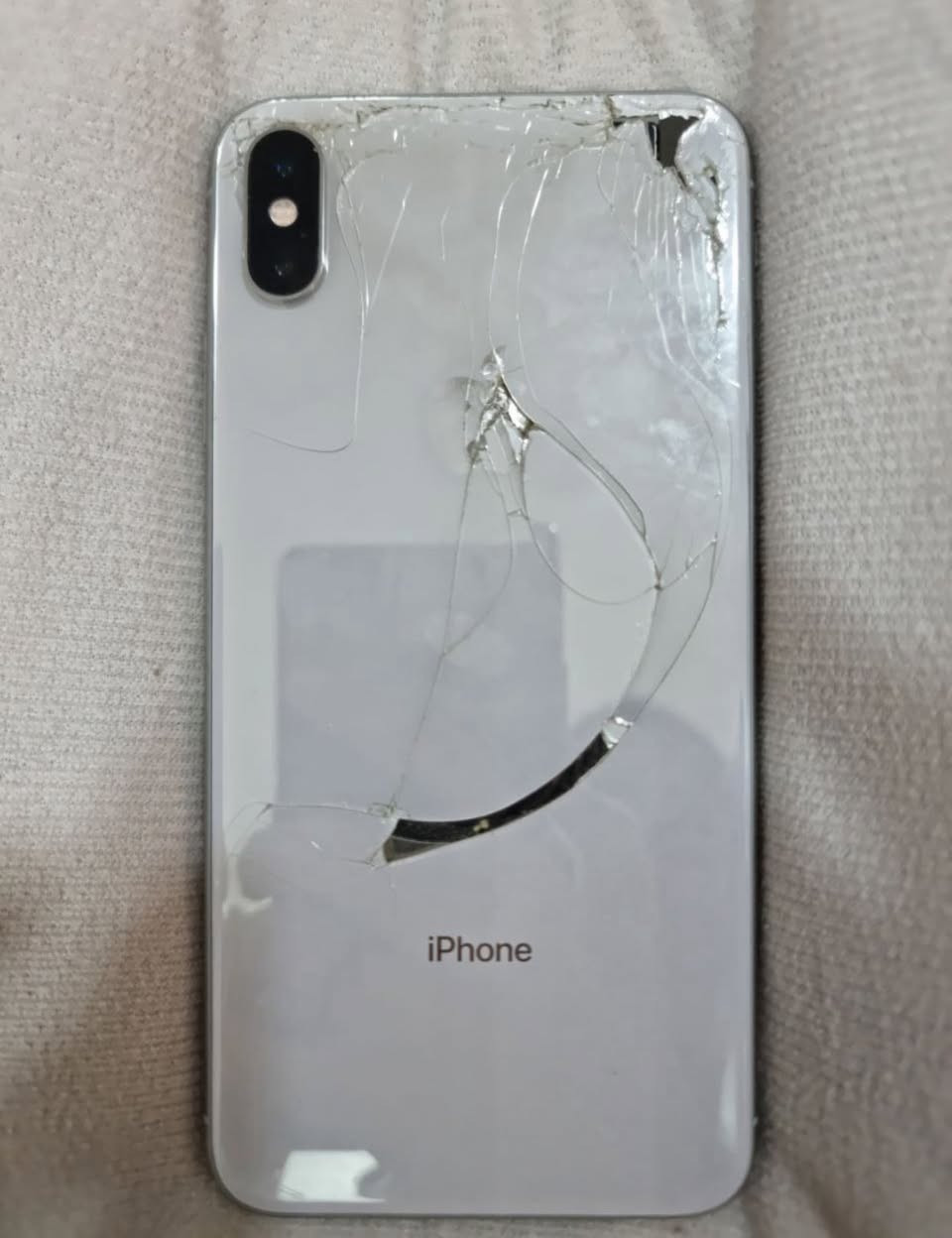 ⚠️ماعجبك المنشور اعبره مامجبور تعلق⚠️
‏iPhone XS Max

* الذاكرة: 256
* 
* 1- البطارية مرفوعة النسبة بالحاسبة إلى 71% (تم تركيب قطعة لرفع نسبة البطارية) ومرات نادرا ما يطفه ويشتغل بسبب قطعة الرفع
* 
* 2- الكاميرات عاطلة
* 
* 3- الظهر مكسور كما هو موضح بالصور و بيت السيمكارت داخل جوه قوي ويطلع من تفتح الجهاز تعدله يرجع طبيعي و الباقي كله شغال من شاشه و سبيكرات و سماعات

اقره زين شكاتب ⚠️للمراوس فقط⚠️
الموقع: السيديه


**إذا كنت صاحب هذا الإعلان وتريد حذفه لأي سبب، رجاءا أرسل رسالة إلى الدعم الفني**