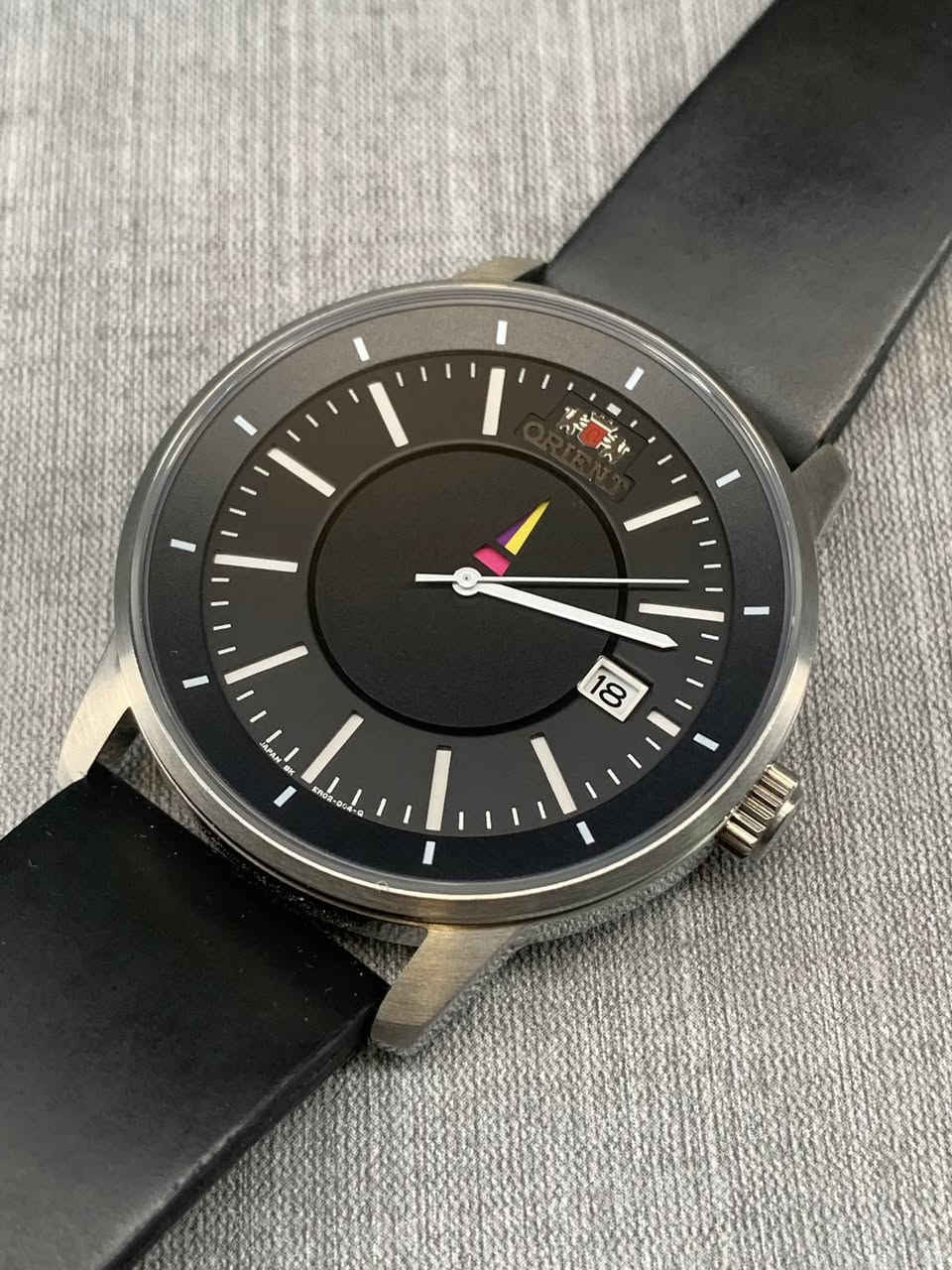 من أول الأشياء التي ستلاحظها في ساعة "ديسك" هو غياب عقرب الساعات. أو ربما، وبشكل أدق، ستلاحظ وجود مثلث ملون زاهٍ في مركز الميناء، لا يشبه أي جزء آخر من الساعة. هذا، بالطبع، هو العنصر الذي استوحي منه اسم ساعة "ديسك". فبدلاً من عقرب الساعات التقليدي، تحتوي ساعة "ديسك" على قرص أسود كبير في مركزها، يتميز بفتحة مثلثة الشكل. أسفل هذه الفتحة، يوجد سطح مطلي، مما ينتج عنه مؤشر ساعات ساطع يظهر على مستوى منفصل عن عقربي الدقائق والثواني. بالإضافة إلى ذلك، يتغير لون مؤشر الساعات مع دورانه.

اورينت 🇯🇵 اصلي وقطعه مميزه اوتو عقرب ساعه مختلف تماماً السعر 200$


**إذا كنت صاحب هذا الإعلان وتريد حذفه لأي سبب، رجاءا أرسل رسالة إلى الدعم الفني**