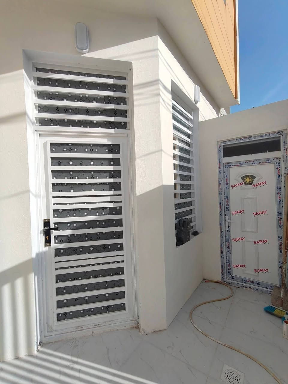 بيت للبيع حي مكرمه قرب مدرسة الخليج 100 متر طابق ونص غرفتين وصالتين وحمامات
وستقبال مسلح الببت تفاصيل على وتساب 
***********؛ سعره مناسب 135 وبيه مجال
