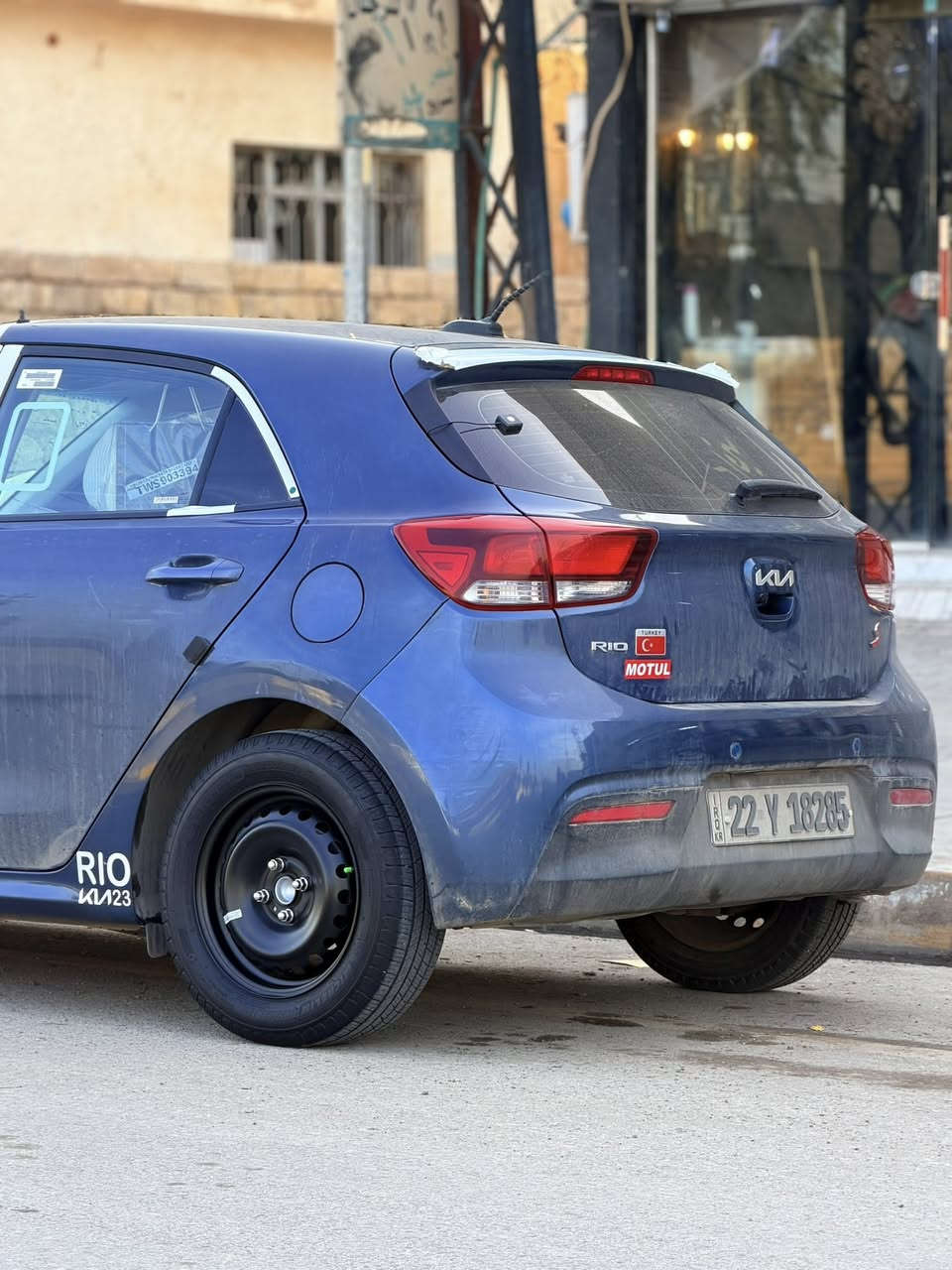 السلام عليكم / كيا ريو مديل 23
مواصفات : تحكمات ستيرن + كروز سرعه وسبورت هيترات كشن 
سياره جديده ماشيه 40 حقيقي  بوضع الشركه 
حادثها : قطعتين جاملغ ونص البوند
السعر 122 ورقه وبيها مجال للطيبين
للأستفسار الاتصال عبر الارقام التاليه 
اسيا ***********
كورك ***********
