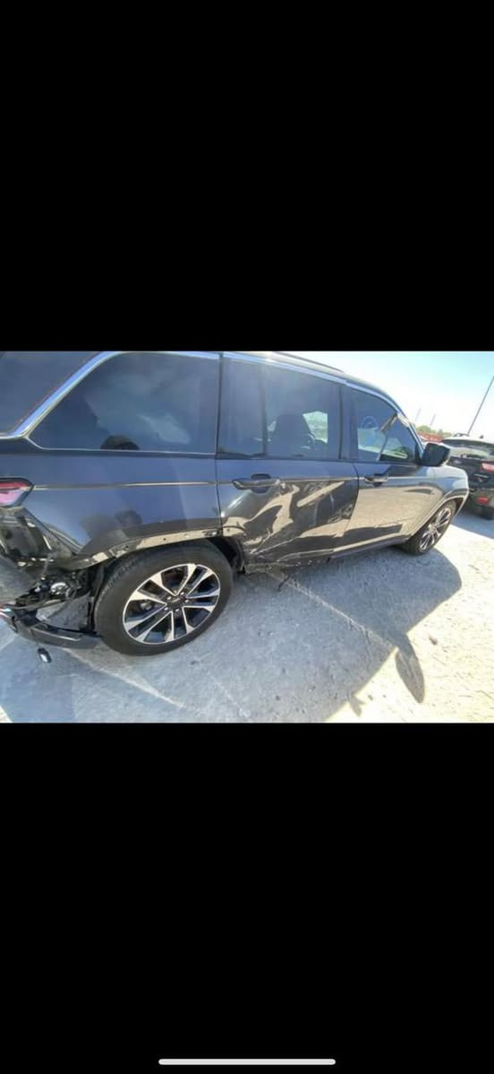 جيب كراند شيروكي L اوفر لاند5راكب  وارد امريكي حادث باب ومبدل نفس الون صور المزاد مرفقه بالمنشور
المواصفات :
* دفع رباعي 4x4 . 
* نظام تعليق هوائي (جكات). 
* قيادة ذاتية عند المنعطفات. 
* رادار امامي مع مانع تصادم . 
* تحذير الخروج عن المسار . 
* مستشعر نوم السائق مع نظام التوقف الآلي 
* تحذير النقطة عمياء ⚠ .
* نظام تحذير عند التقاطعات. 
* نظام تحذير عند تجاوز السرعة المحددة. 

* نظام تقليل الضجيج داخل المقصورة. 
* إنارة محيطية. . 
* تعديل وضعيات مقود السائق كهربائيا. 
* مرايا تعتيم ذاتي. 
* المرايا الجانبية قابلة للطي كهربائيا. 
* نظام الصوت من ماكنتوش مع 19 سماعة. 
* ويل قياس 21 انج .
* سقف بانوراما . 
* شاشه كبيرة 10.1 انج . 
* نظام الخرائط (GPS) .
* عرض خرائط الطريق على لوحة القيادة.
* لوحة القيادة بقياس 12 أنچ. . 
* المصابيح الأمامية زنون .
* كشافات الضباب زنون . 
* دخول ذكي. 
* بصمة على 5 ابواب للدخول الذكي. 
* تشغيل عن بعد .
* الصندوق الخلفيي كهربائي+ مستشعر للقدم .
* فرش المقصورة الداخلية من الجلد الطبيعي الفاخر .
* اضافات من الخشب الطبيعي للمقصورة الداخلية
* ذاكرة لحفظ وضعيات الجلوس للسائق. 
* ذاكرة لحفظ وضعيات الجلوس للراكب.. 
* المقاعد الأمامية كهربائية .
* المقاعد الأمامية تبريد وتدفئة .
* المقاعد الخلفية تبريد وتدفئة .

* انارة داخلية LED متعددة الالوان . 
* حساسات امامية. 
* حساسات خلفية . 
* 5 راكب .
* مكيف خلفي مع وحدة تحكم منفصلة . 
* تدفئة ستيرن
* مانع تصادم خلفي + مانع تصادم امامي .
* بلوتوث تلفون . 
* محدد سرعة . 
* نظام التشغيل والاطفاء الاوتوماتيكي ( Auto Start System ) .
* ⁠السعر 41000$
* نظام بريك اوتماتيكي
* ⁠((***********))
