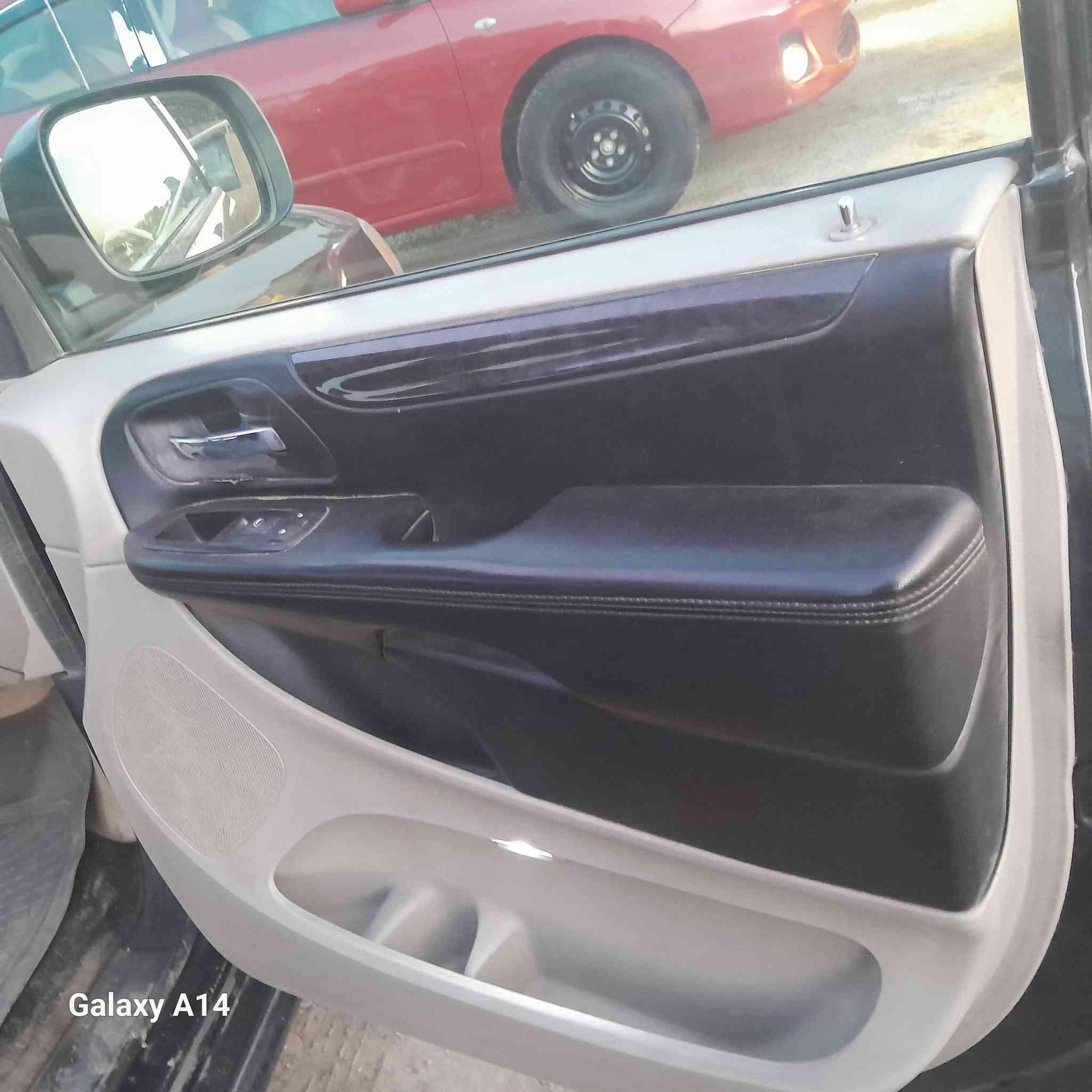 السلام عليكم
دوج كرفان موديل ٢٠١٢ بدون ضربة ولا حادث بيهه كلير بسبب الجراد ولمعه كشنات سياحي ٧ راكب 
 ٣ قطع تبريد بيهه منظومة غاز مع كارت صيانة السيارة مابيهه نقص نظيفة مكينه وكير وحدادية ومال جناي  مكاني كربلاء رقم كربلاء باسمي رايدهه ١٣٠ وبيهه مجال للشراي وره ميشوفهه مو بالتليفون ***********

***********
