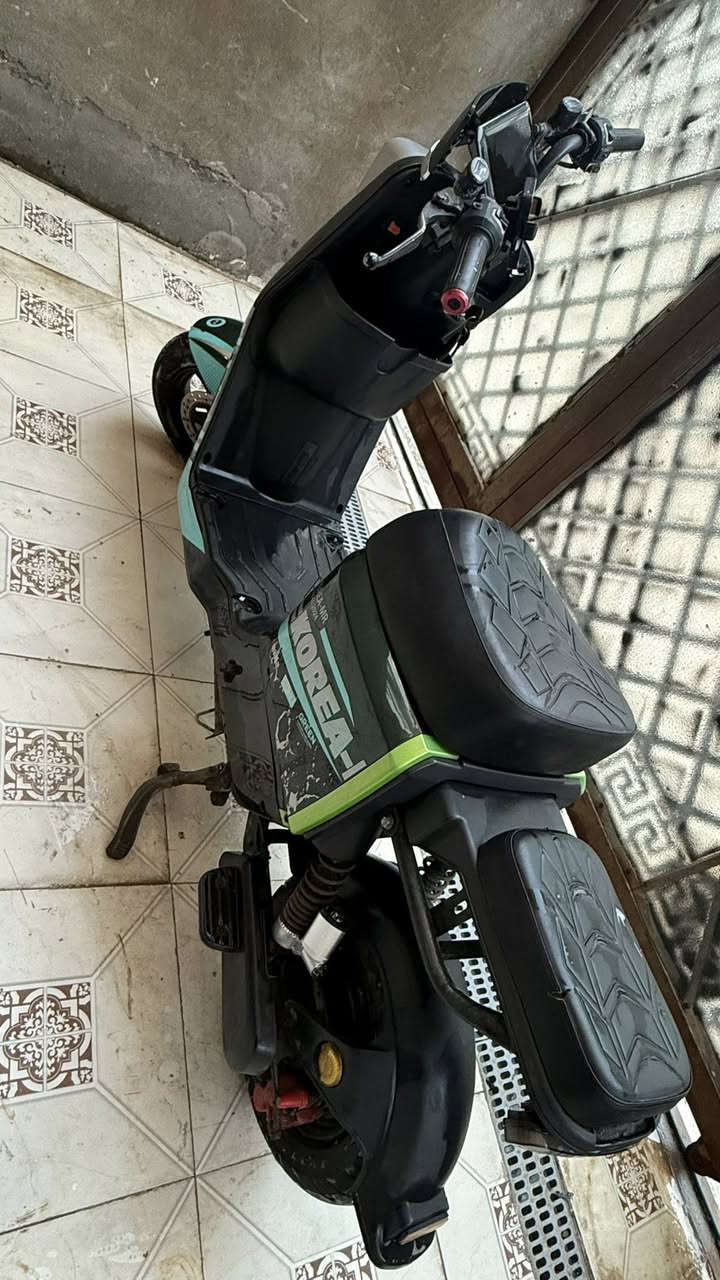 دراجة شحن R7 شغالة وتمشي سريع نضيفه فول بيه فقط بطاريتين شوي تافخات بس تمشي سريع وما تققد شحن فول مكاني بصرة 📍  السعر 250
***********
