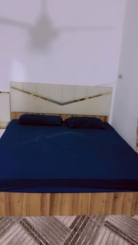 سرير • أثاث