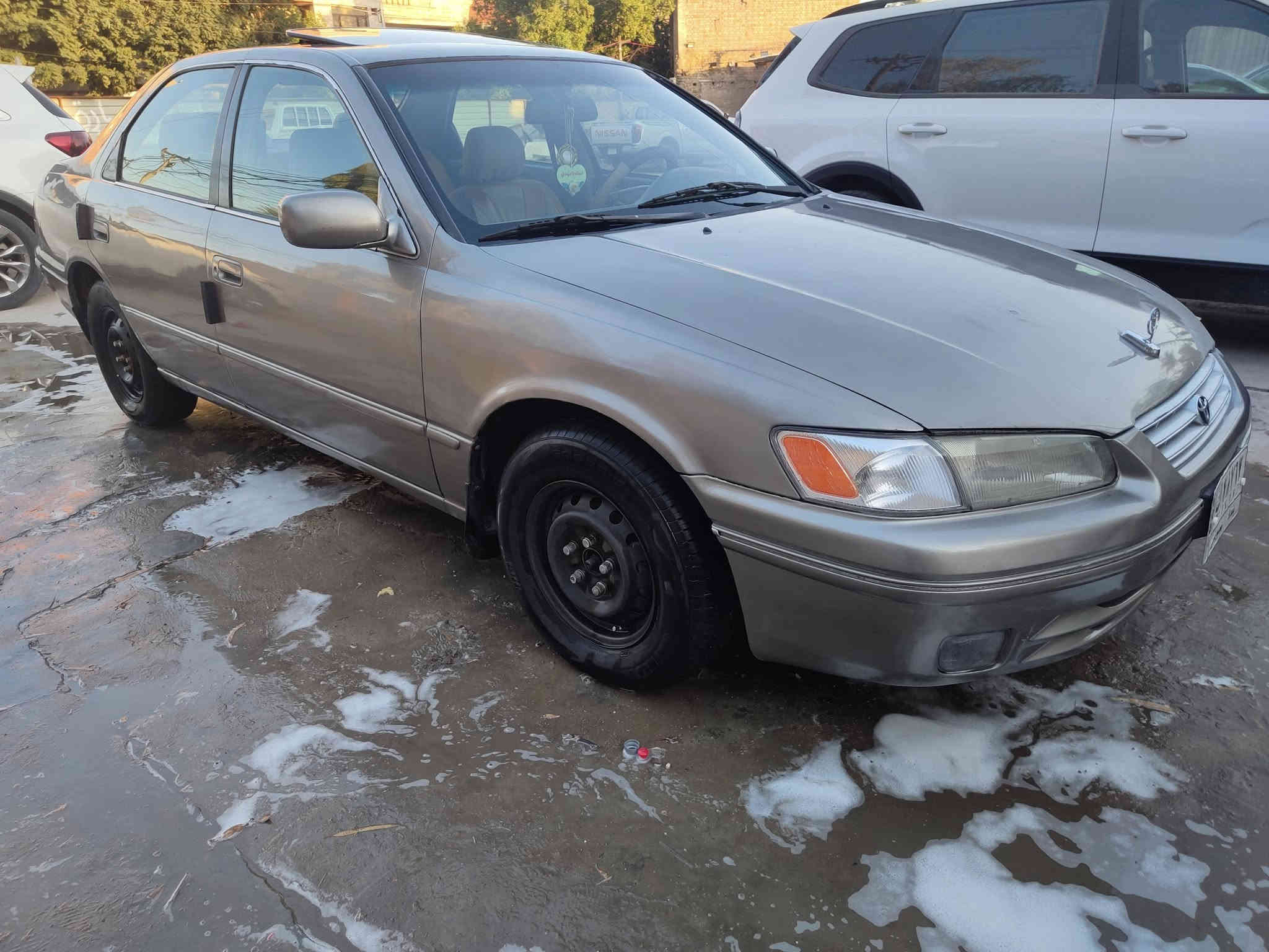 كامري للبيع 
سيارة رقمها بغداد بإسمي سنويتها ماساقطة
زوج تايرات جدد ، باتري جديد ، حدادية جديدة ، تنتة جديدة ، گاعية جلد لون بيجي نظيفة بشكل ، عنبار بريك جديد ، شاشة ، كروز سرعة ، تحكم مري شغال 
تبريد شغال 
السيارة مصبوغة عام أثر جراد وخدوش ومكفولة من الضربة والكص والعيب الشرعي والشواصي والتكم
دواخلها كلش حلوة 
محرك 2200 ابو الجف ، دهن أديرلها ياباني ميتاسو 
موديلها 97 
ريمونت تقفيل ابواب شغال
مكاني بغداد / الكرادة
السعر 69 
***********
