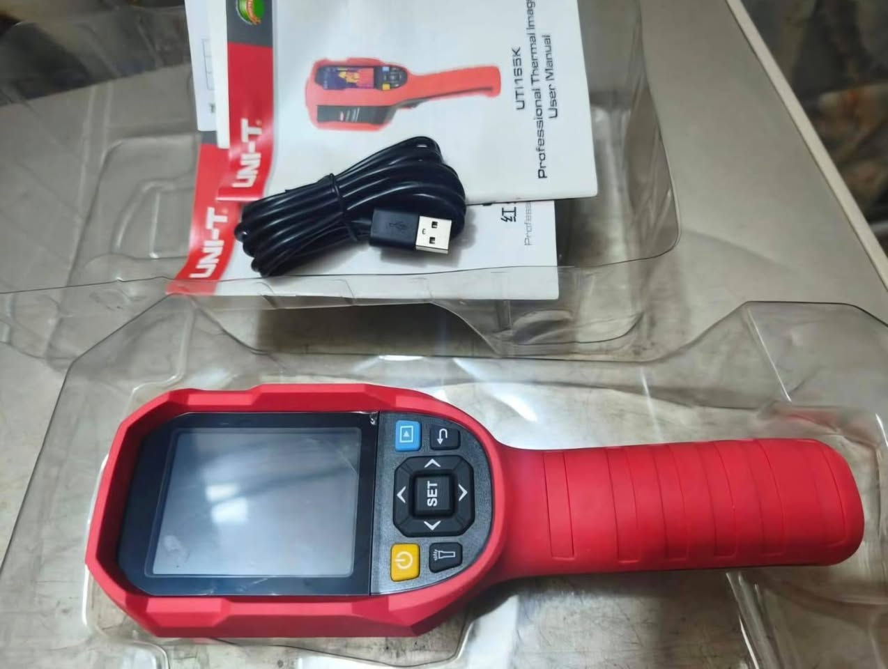 تُظهر الصورة كاميرا تصوير حراري احترافية من إنتاج شركة UNI-T، وتحديداً الطراز UTi165K. صُمم هذا الجهاز خصيصاً لقياس درجات حرارة الأجسام البشرية بشكل سريع وغير تلامسي، مما يجعله مثالياً للاستخدام في الأماكن العامة كالمطارات والمدارس والمباني المكتبية. 
iSecus
iSecus
 +1
المواصفات التقنية الأساسية لجهاز UTi165K:
دقة التصوير الحراري: 

 بكسل (بإجمالي 19,200 نقطة حرارية).
دقة الكاميرا البصرية: 

 بكسل، مما يسمح بدمج الصور الحرارية مع الصور الحقيقية.
نطاق درجة الحرارة: مصمم لقياس درجات حرارة تتراوح بين 30 درجة مئوية إلى 45 درجة مئوية.
الدقة: عالية جداً تصل إلى 
 درجة مئوية عند قياسها من مسافة 1 متر.
الشاشة: شاشة TFT LCD ملونة بحجم 2.8 بوصة.
البطارية: بطارية ليثيوم أيون قابلة لإعادة الشحن (5000 مللي أمبير) تعمل لمدة تزيد عن 6 ساعات متواصلة. 
Cleopatra Technology W.L.L
Cleopatra Technology W.L.L
 +4
أبرز المميزات والوظائف:
إنذار صوتي وضوئي: يصدر الجهاز تنبيهاً فورياً عند اكتشاف درجات حرارة مرتفعة (حمى) في الوقت الفعلي.
نقل الصور المباشر: يدعم توصيله بالكمبيوتر عبر منفذ Type-C لعرض الصور والتحليلات مباشرة على شاشات أكبر.
التخزين: يتضمن فتحة لبطاقة MicroSD (غالباً تأتي بسعة 16 جيجابايت) لحفظ الصور المسجلة.
المتانة: الجهاز حاصل على تصنيف IP54 للحماية من الغبار ورذاذ الماء. 
يتوفر هذا الجهاز بأسعار متفاوتة تبدأ من حوالي 299 دولاراً في بعض المتاجر الإلكترونية، وقد تصل إلى 4300 ريال قطري (حوالي 1180 دولاراً) في مناطق أخرى حسب الضمان والملحقات. 
Cleopatra Technology W.L.L
Cleopatra Technology W.L.L
 +1


**إذا كنت صاحب هذا الإعلان وتريد حذفه لأي سبب، رجاءا أرسل رسالة إلى الدعم الفني**