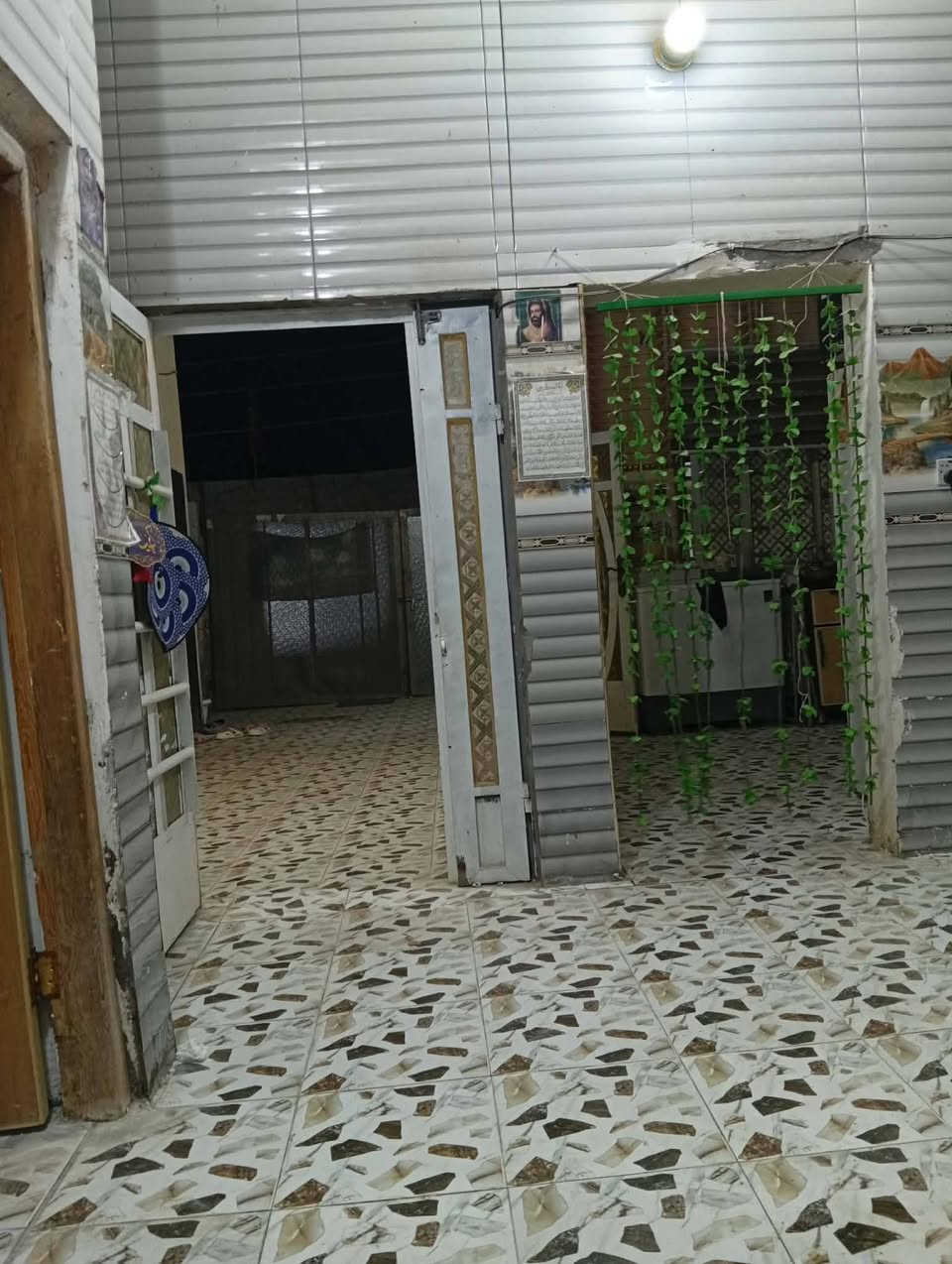 بيت للبيع مع 4 محلات على الشارع العام حي الزهراء على شارع الشريفات المساحه 25 السعر 55 مراجعة الرقم ***********
