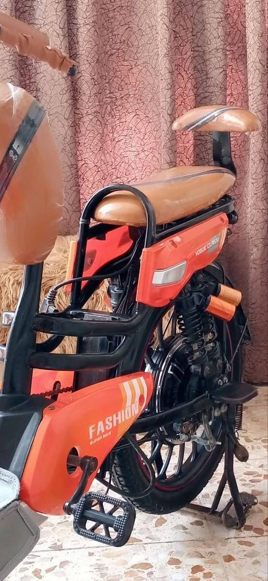 للبيع بايسكل شحن حجم ٢٠ بطاريه بحالة جيده يعني شحنها مابي شي يحتوي على ٤بطاريه بلاديه زوج تاير جديد كلشي بي شغال عقل بلادي مو تحوير كفرات جدد استخدام شخصي يعني مامتعوب بايسكل الا جديد بحالة الوكاله السعر ٤٢٥٠٠٠ وبي مجال بسيط المكان بابل للاستفسار ***********غير متواجد على الفيس
