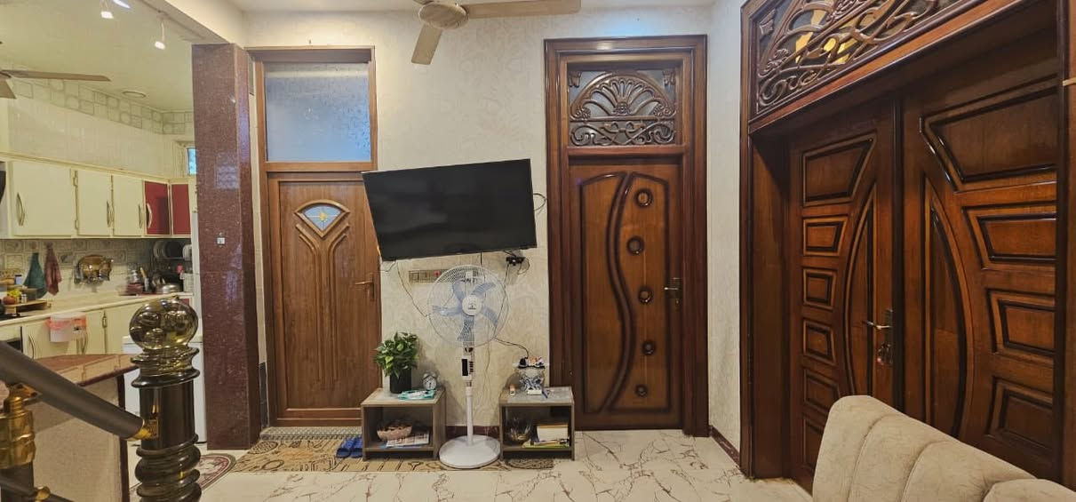 دار للبيع 
حي الجامعة 
100م مربع ركن 
طابقين جديد 
الأرضي غرفة نوم وصالة واستقبال ومطبخ وحمام 
الثاني ثلاث غرف نوم وصالة وحمام 
مسلح بناء درجة اولى 
للاستفسار 
***********
***********
مكتب أملأك للعقار العروبة شارع المتحف
