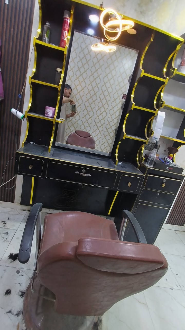 كرسي حلاقة وميز مرايه وفاترينا للبيع السعر ٢٠٠ المكان حي العسكري ***********
