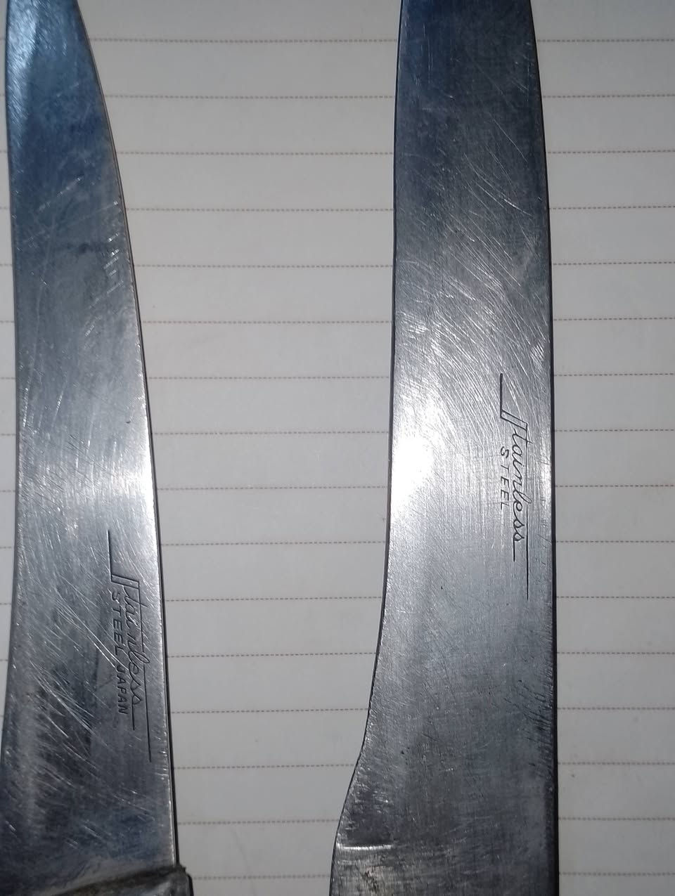للبيع لعشاق النوادر والأنتيكات الياباني الأصلي 🇯🇵
طقم سكاكين ذبح وتشفية "أم مسلة" اليابانية القديمة (Vintage).

السكاكين غنية عن التعريف ، معروفة بصلابتها الخارقة وقدرتها العالية على الحفاظ على السن ومسك الحد.

📌 تفاصيل الطقم:

• العدد: قطعتين (طقم كامل).

• بلد الصنع: اليابان (مختوم حفر على النصل Stainless Steel Japan).

• المقابض: ألومنيوم مصبوب أصلي متماسك تماماً بدون أي فضاوة.

• الحالة: مستعملة بحالة جيدة جداً كقطع أنتيك وتعمل بكفاءة ممتازة.


**إذا كنت صاحب هذا الإعلان وتريد حذفه لأي سبب، رجاءا أرسل رسالة إلى الدعم الفني**