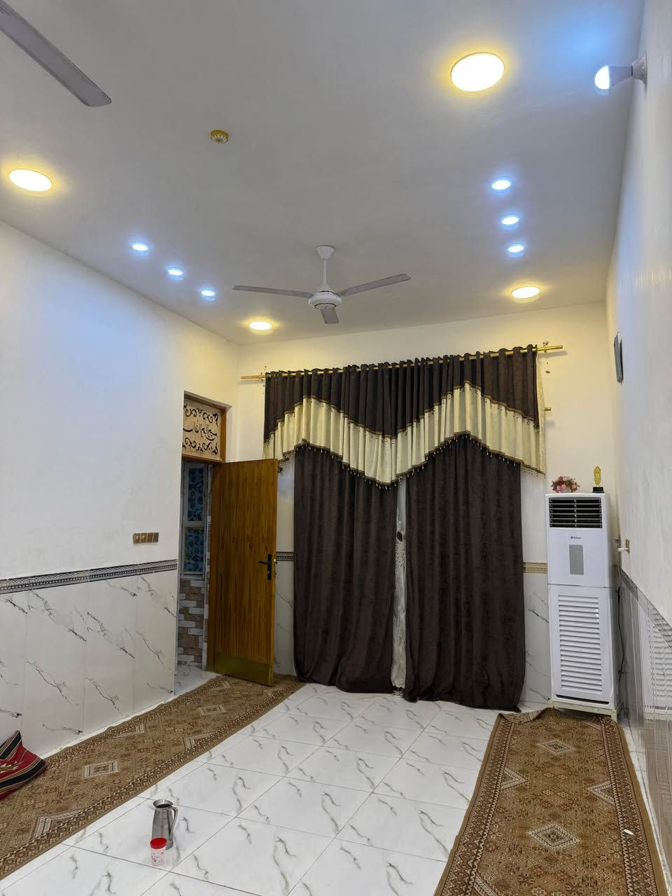 بيت 200متر للبيع بناء حديث غرغتين وصاله واستقبال وصحيات وكراج سيارة في منطقة سيد جميل خلف مدرسه الحشد للاتصال 
*********** عمارة, ميسان
