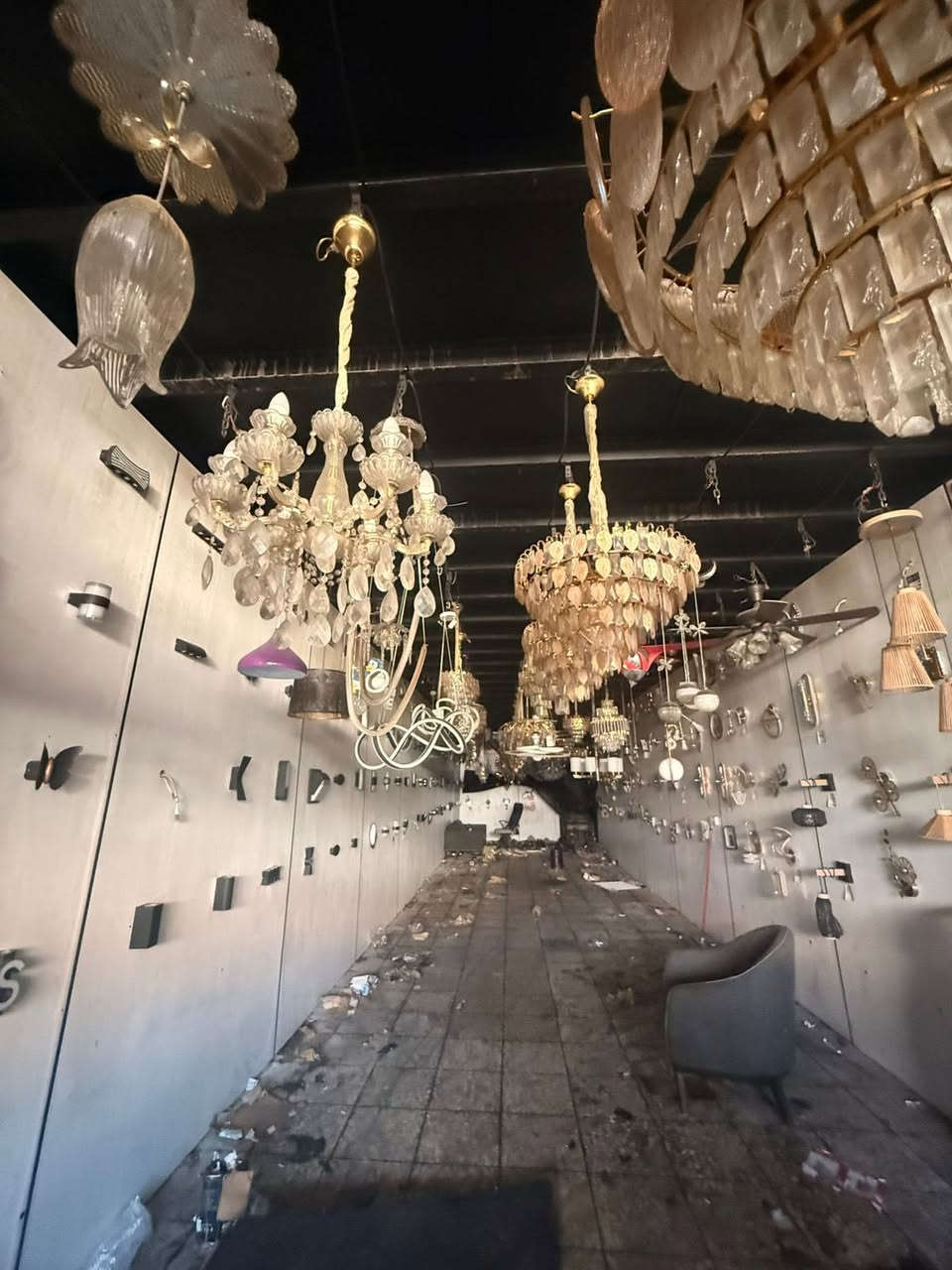 السلام عليكم توجد ثريات البيع موديلات حديثه اسعارهن رخيصه جداً  مكاني بغداد رقم الهاتف 
***********

