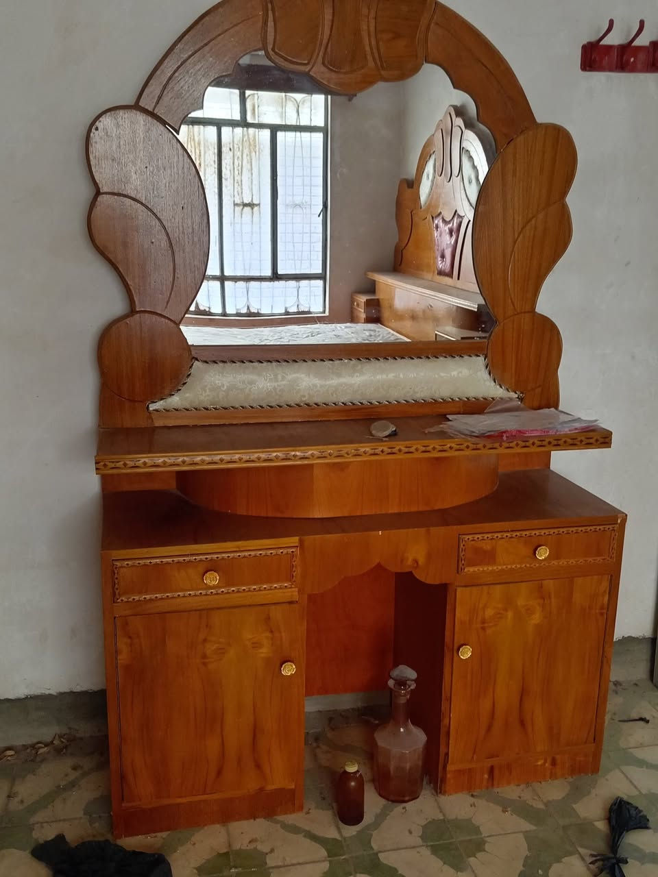 السلام عليكم غرفة نوم صاجي للبيع جديده  خشب المعاكس ٤ ملم قويه وشخط مابيه
السعر ٧٠٠ 
العنوان سده الهنديه حي النصر
واتساب ***********
