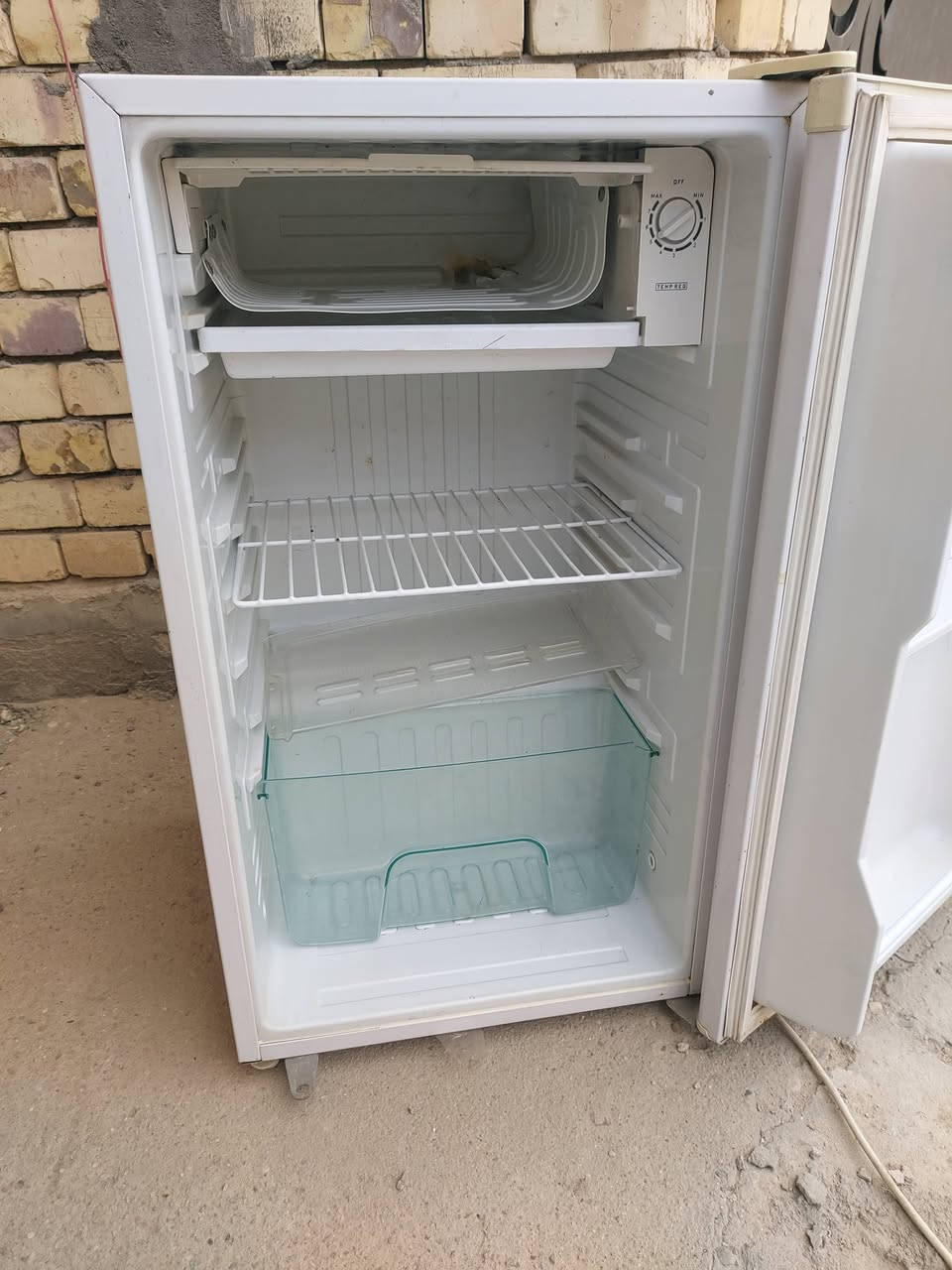 ثلاجه صغيرة نظيفة وشغالة وتبريد مضبوط
السعر 75 الف
***********
