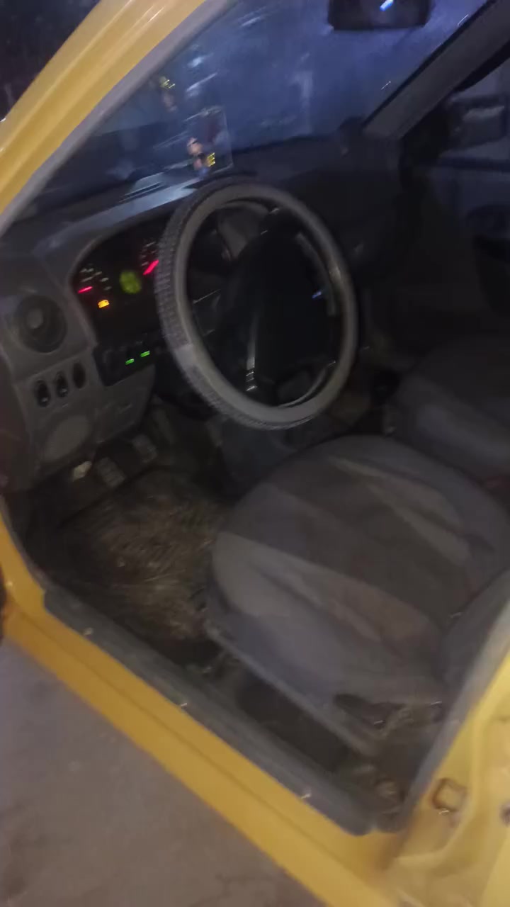 السلام عليكم ورحمه وبركاته سايبا موديل 2012 السياره كامله من كلشي فقط تبريد بي ليك الكهربايات كامله مكمله 
صدر جديد مكينه لاتبخير ولا تنقيص 
تايرات نص عمر هيئه مصفره غرمات مصفره 
كامله من كلشي تجي تشوف بعينك 
تحويل ثاني يوم 
مكانها قرب بسمايه 
سعرها 28
*********** بي واتساب
