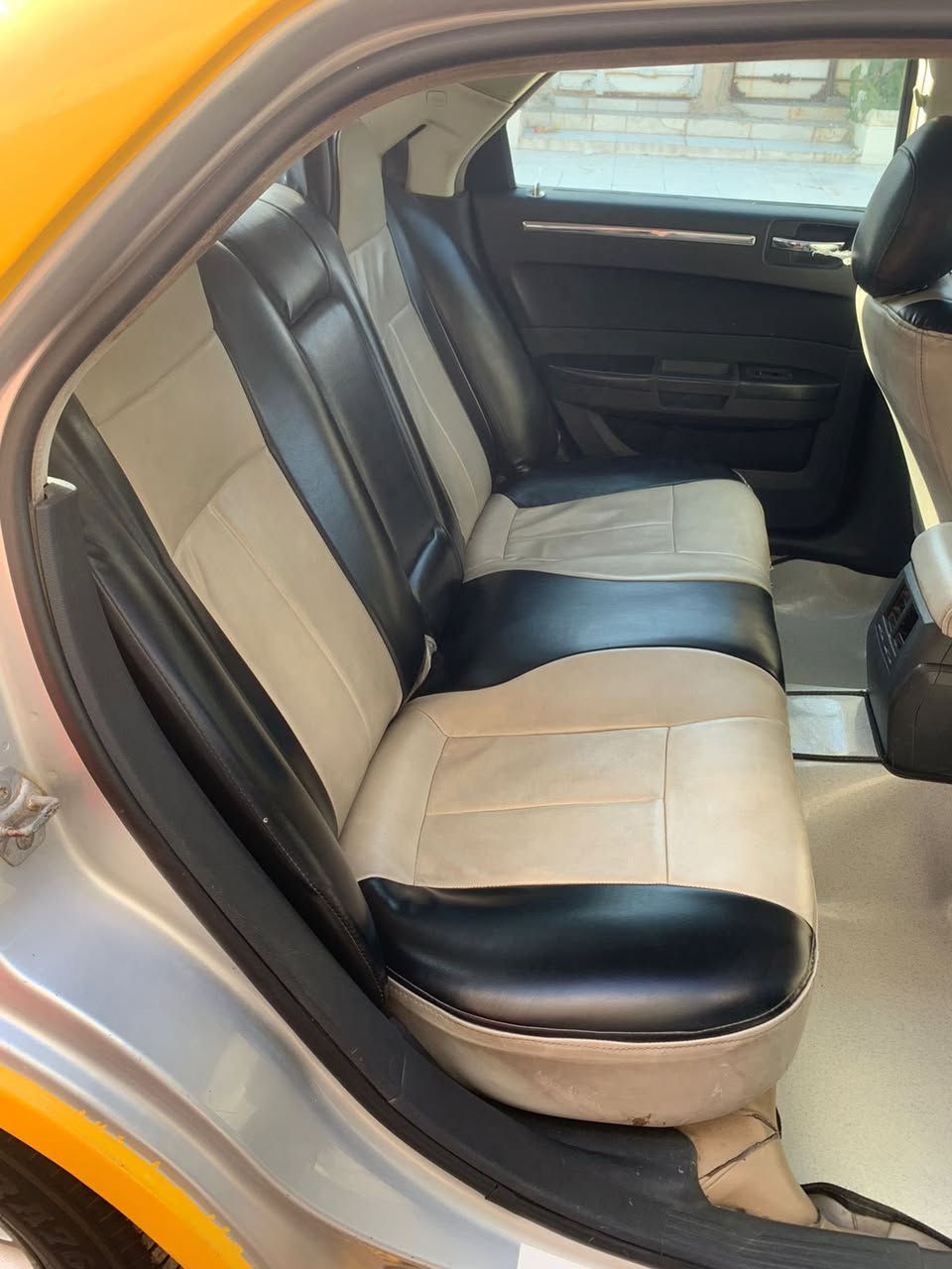 السلام عليكم
اوباما 2010 اصل رقم بغداد 
خطها عمارة - بصرة 
سنوية ل27 راعيها بميسان وعندي وكاله عامة
سيارة جاهزه 
كير ومحرك
وحدادية فول
فقط غاز تبريد 
مابيها عيب شرعي سياره جديدة تاخذها كبل للشارع 
السعر 115$ 
وسونارها موضح بالصوره
الشراي يتصل ماعندي خاص 
***********
