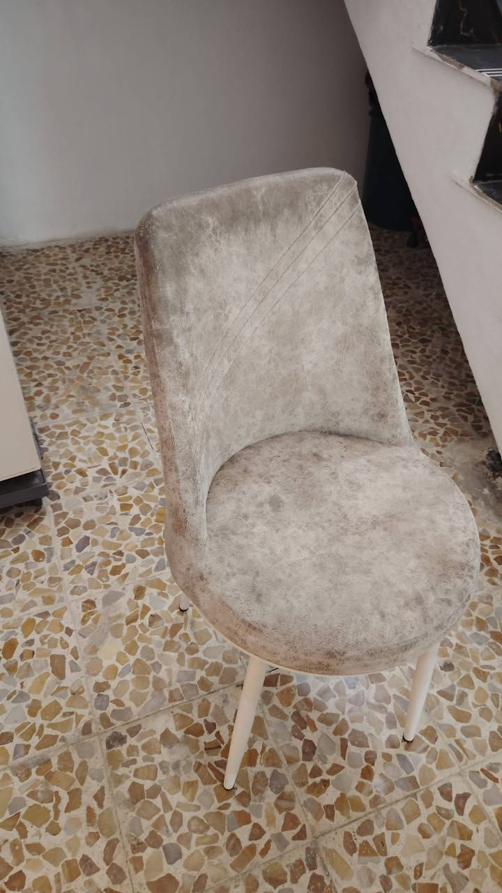 ميز طعام للبيع مع كراسي اربعه الميز يتكبر ويصغر للاستفسار الاتصال على الرقم ***********
