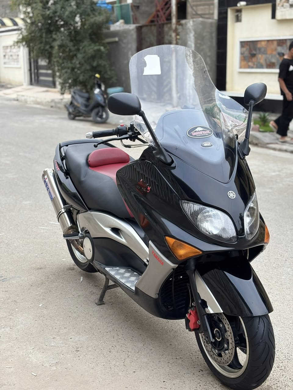 السلام عليكم للبيع تي ماكس 2008كفاله عامه على صور المزاد ماشيه 18الف الدراجه جديده بيها ستيرن رياضي كلجات مالوسي من المزاد جايه بيهن ستيرن رياضي صالنصه اوفر تايرات يابانيه كشن احمر دشبول احمر الاستفسار ***********
