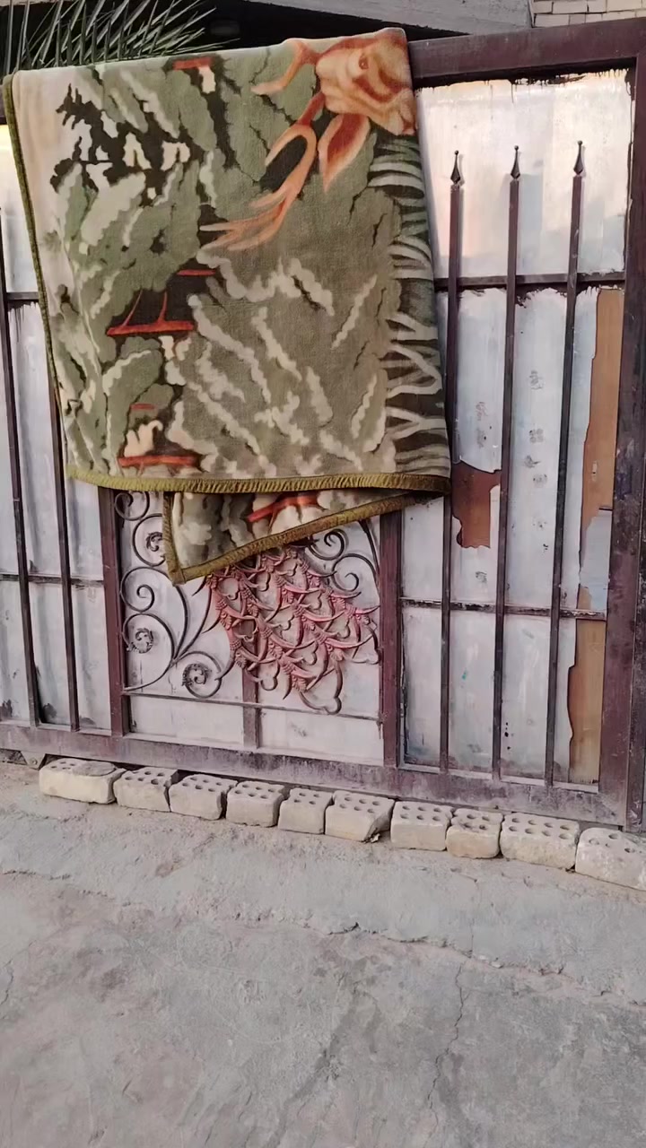 يا الله سلام عليكم دار البيع العنوان بغداد جسر ديالى الجديد قرية زهراء ع رض زراعي مساحه البيت ٢٢٥ بناء جديد يحتوي البيت غرفتين نوم ٥ب٥ وصاله٤ب٩ ومطبخ٥ب ٤ونص واستقبال ٦ونص ب ٤ونص شراي يتصل *********** ماجاوب خاص وجميع الخدمات متوفره من ماي كهرباء مدارس الحد عداديه
