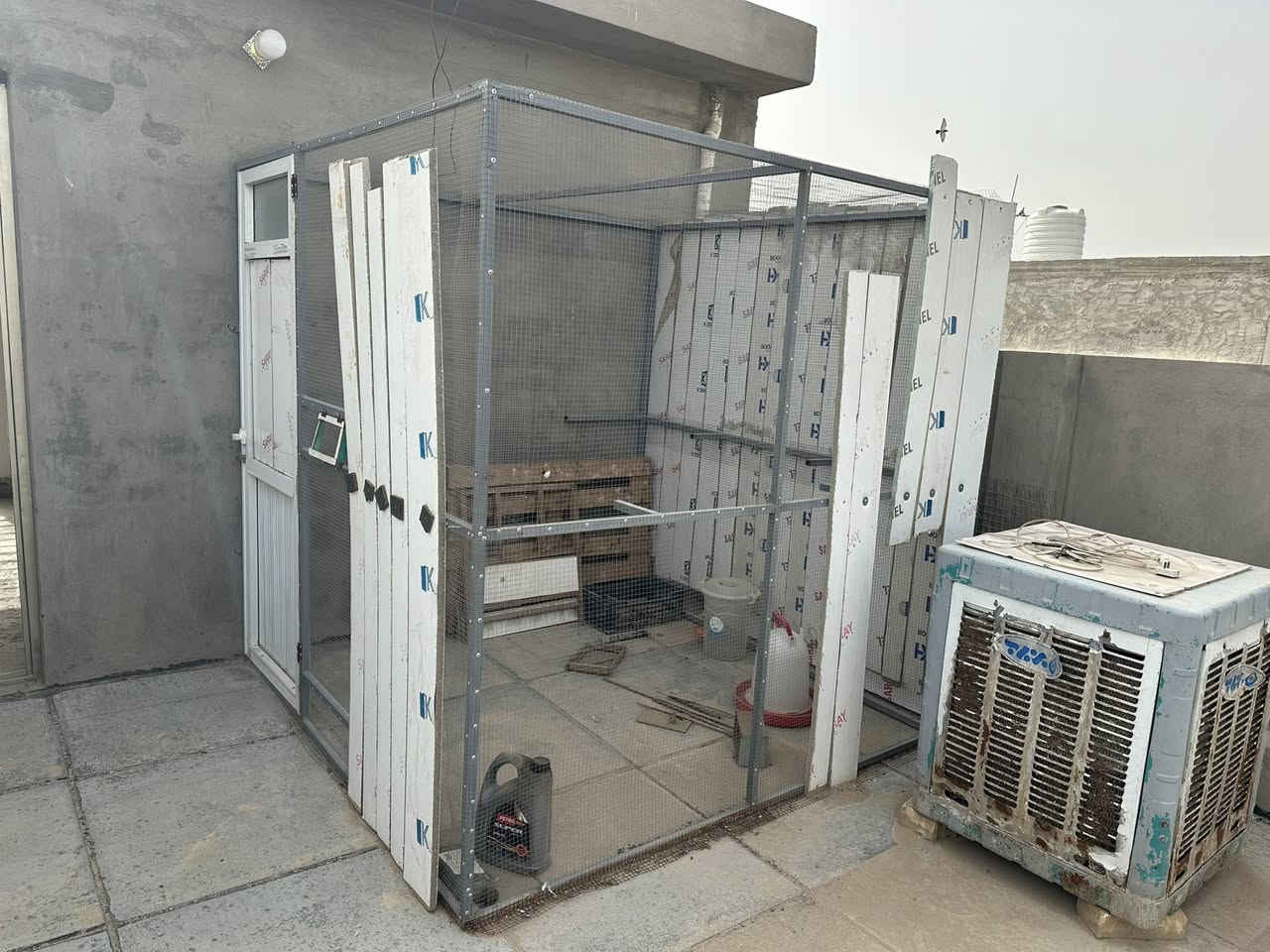 السلام عليكم .. قفص حديد للبيع او المراوس بطيور زينة مكاني بغداد البياع التراث السعر 150 الف متواجد وتساب *********** ارتفاع 2 متر عرض 2 متر نزال 2 متر القفص مربع ابعادة متساوية
