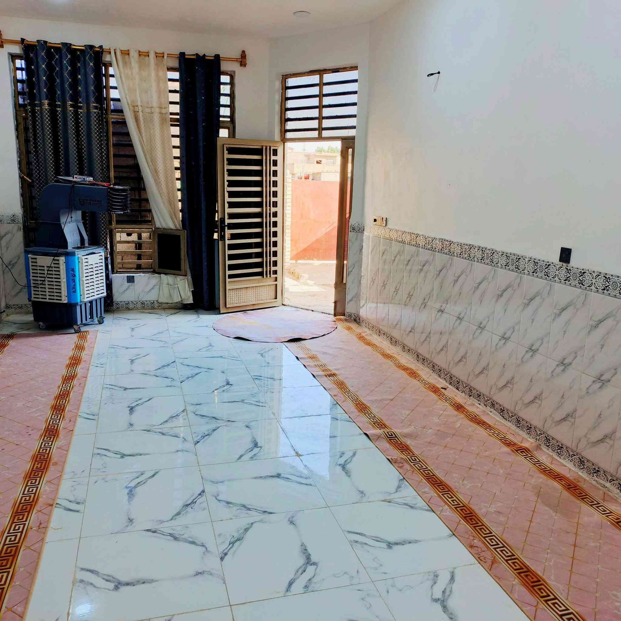 بيت للبيع طابوك مساحه 275 وجهيه 11 نزال 25 
ركن على شارعين تبليط الشارع الكدامه 10 والبصفه 7 غرفتين وصاله ومطبخين واستقبال تفاصيل بلصور كهرباء مي خطين 24 ساعه بيتونه ع طول الصاله البيت كله كامل بس الطارمه صب 
العنوان وره ابو علي ابو التفصيخ مقابيل الاساله مال مي يبعد عن الشارع ٢٠٠ متر 
*********** بيه واتساب اب
