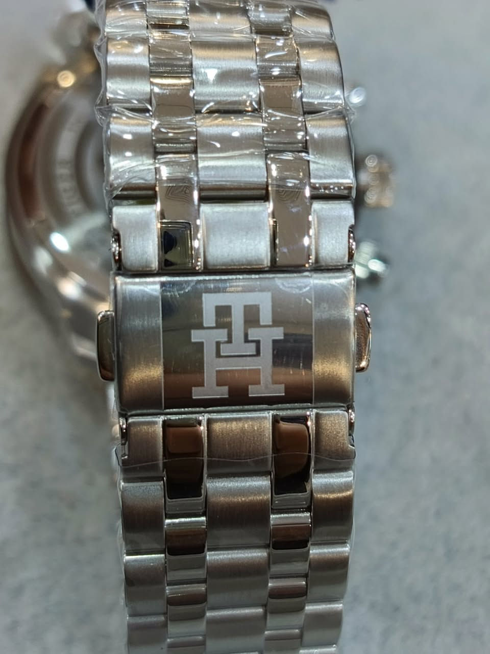 تومي هيلڤيگر … TOMMY HILVIGER
كرنو گراف .. CHRONOGRAPH
الصناعه : ايطالي اصلي 
المواصفات :
ساعه ستنلس ستيل .. اطار سيراميك 
          قفل بحري .. ارقام لمينوس 
بطاريه بضمان لنهاية سنة 2029
جديد لوك بالعلبه .. مرفقات وضمان دولي .. ومواصفات عالميه اخرى 
الالوان : الاسود والابيض 
القطر : 41 m
السعر : 90 $ بعد التخفيضات الاخيره
التواصل : 
خاص ( ماسنجر ) 
او … واتساب ***********

#الفيحاء
#للساعات
#اختيارك 
#الامثل
