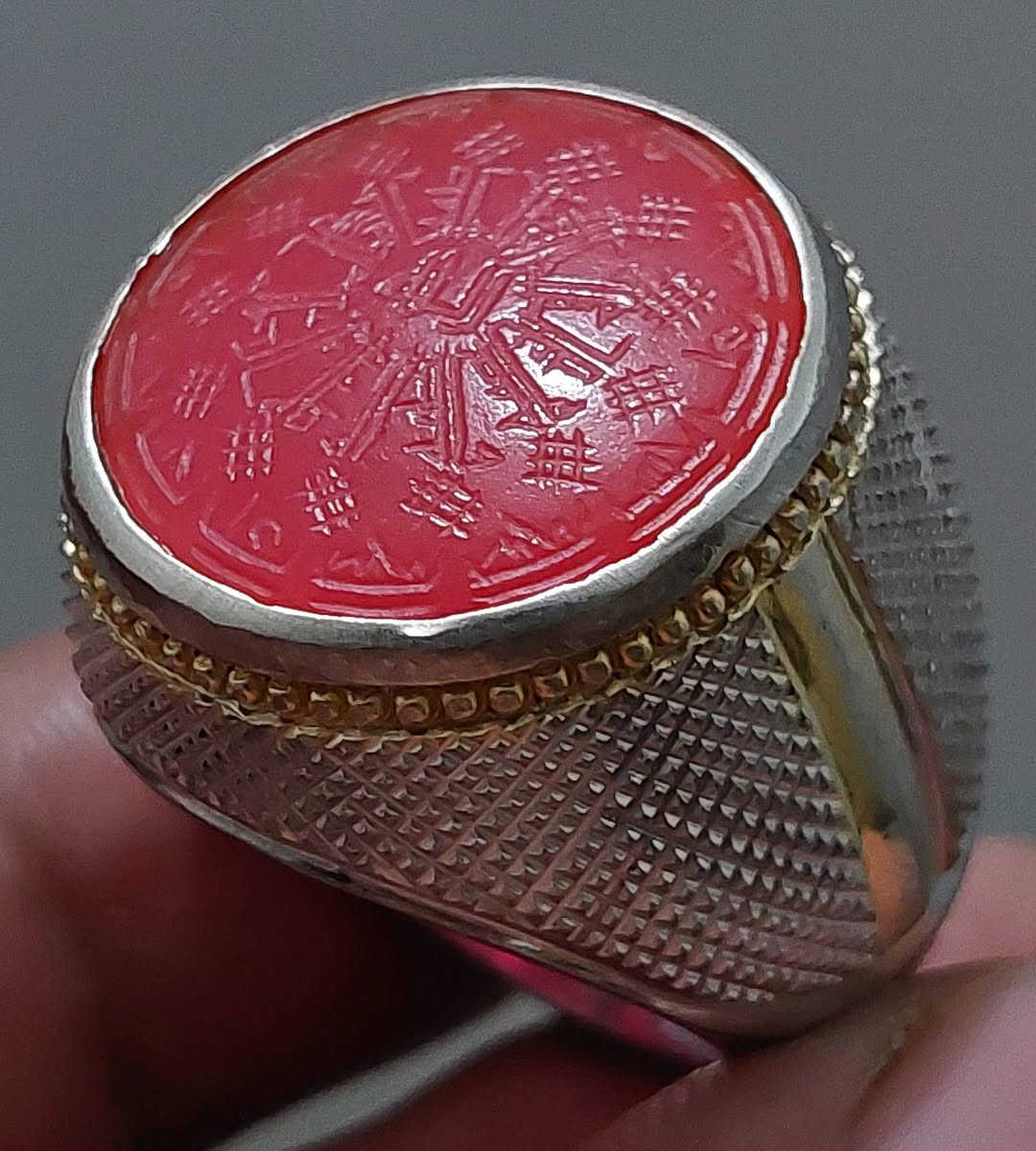 اندر الوان العقيق القديم منقوش الائمة المعصومين صياغة يدوية ثقيلة بغداد ***********
