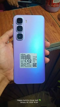 هاتف انفنكس بحالة ممتازة، اللون بنفسجي أنيق ولامع، يحتوي على ثلاث كامي...