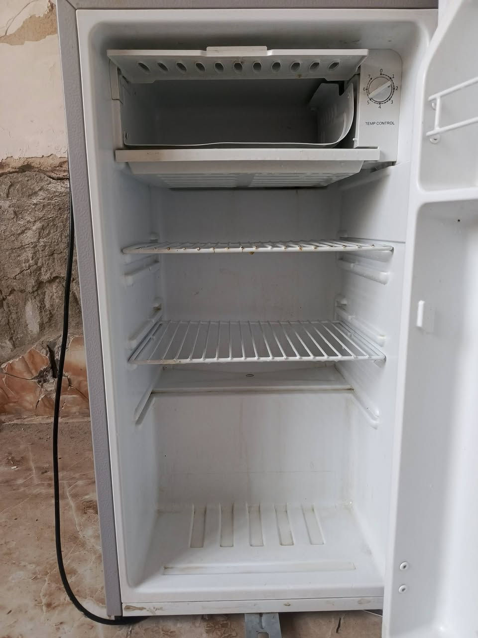 ثلاجة 6 قدم اخت الجديدة تجميد فول السعر 100 وبيهة مجال التواصل ***********
