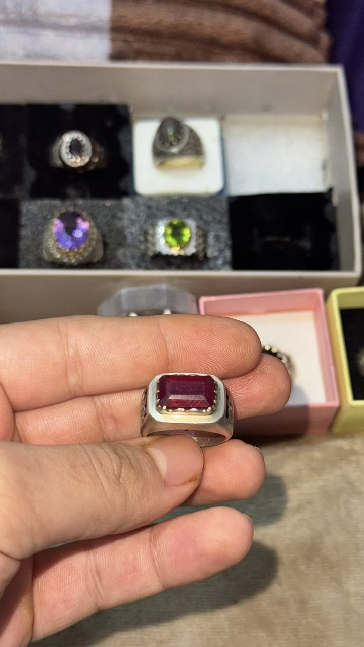 ياقوت احمر افريقي نقي اصلي 100‎%‎صياغه يدويه ثقيله مرصع ب 6 حبات الماس و ياقوت ازرق زفير 
هـ ***********
