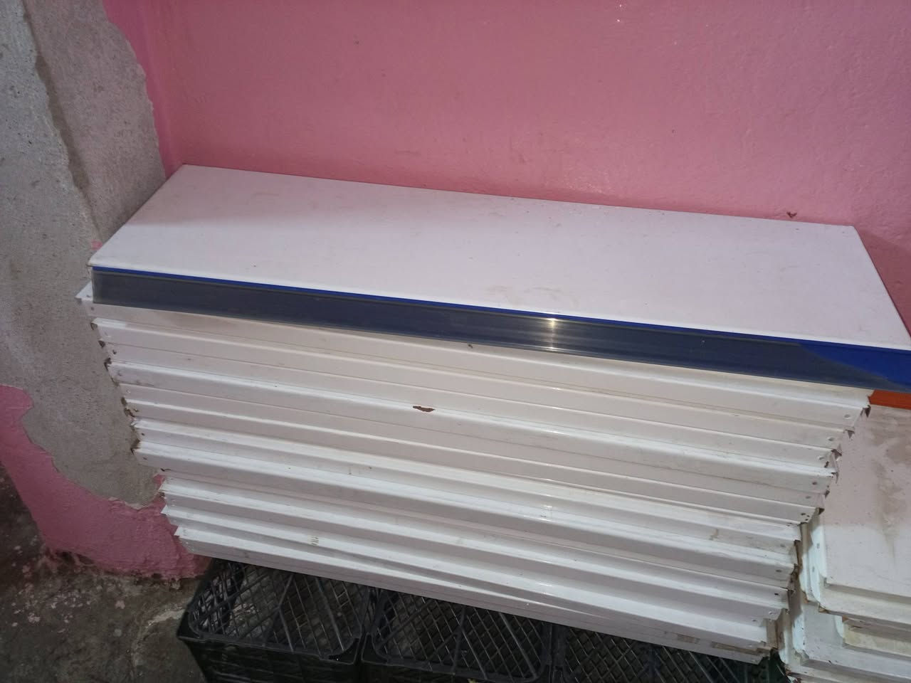 متاح رفوف محل نوع تركي ثقيل القياس٩٠ سم ×25سم العدد ٣٥رف + سكك عدد ٨ المجموع ٤٣قطعه  المكان موصل الجديده  للاتصال ***********
