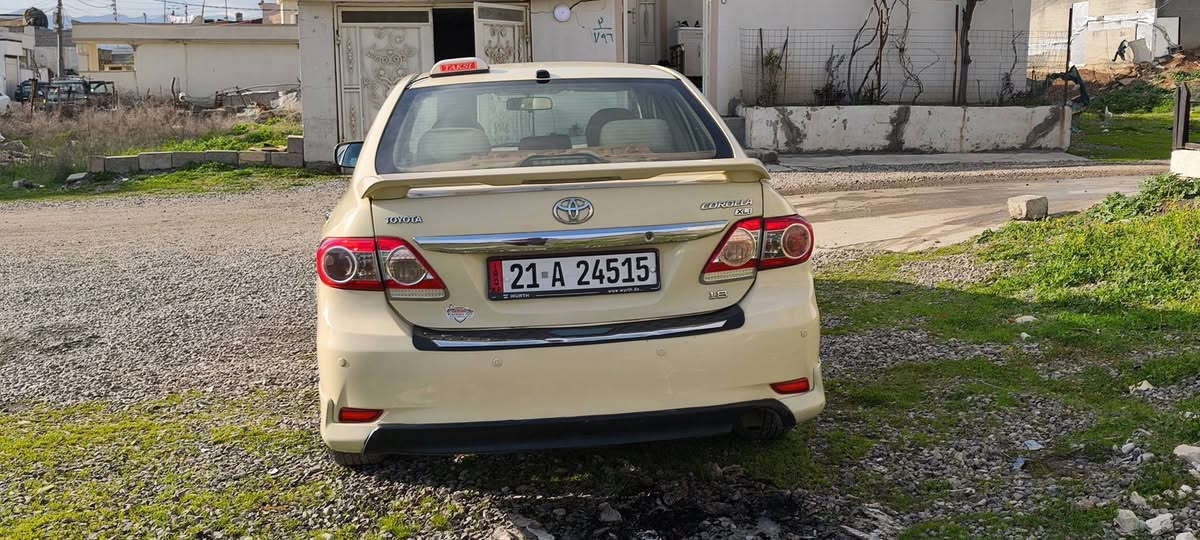 کرۆلا 2013
بیلاد سپی بۆیاخکراو چەملخی پێشەوە سایەق رەشە
لەگەڵ دوشوێنی بچوک معجونی هەیە پێشو دوای هیچی نیە
سەنەوی نوێ بەناوی خۆم
فحس وهەزەی نوێیە
سۆنەریشم داناوە

ئۆتۆماتیکە  مەکینە بچوک بووە کراوە بە گەورەوکراوەتەوە بێ عەیبە
بۆنرخ پەیوەندی بکە ماڵەکە جوانە وماڵی دۆستە 
سەیارەی معڕز نیە

***********
***********
