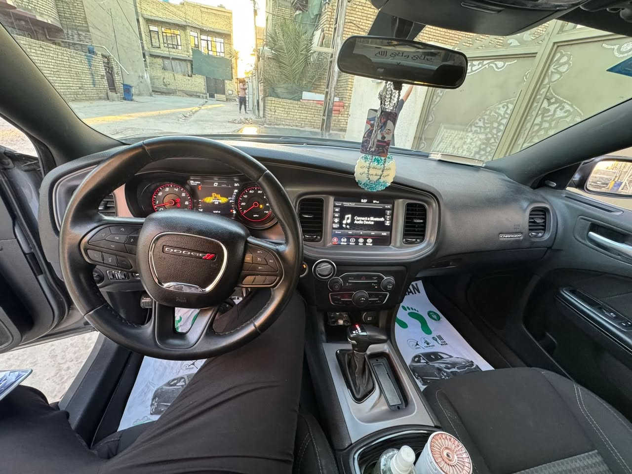 للبيع: دودج تشارجر 2023 SXT (محدثة GT) - بسعر مغرٍ!
فرصة رائعة لامتلاك سيارة دودج تشارجر 2023 بمظهر الـ GTالرياضي الجذاب، وبسعر ممتاز مراعياً للملاحظات الموجودة. السيارة بحالة جيدة جداً من الداخل والمحرك، وممشاها قليل.

التفاصيل الأساسية:
 • النوع والموديل: دودج تشارجر SXT، موديل 2023.
 • التحديث: تم تحديث الشكل الخارجي بالكامل إلى فئة GT.
 • المسافة المقطوعة (الممشى): 18,000 كيلومتر فقط (قابل للزيادة الطفيفة).
 • السعر المطلوب: 220 ورقة (21,500 دولار أمريكي)، قابل للتفاوض البسيط جداً بعد المعاينة.

حالة السيارة (بكل شفافية):
تم فحص السيارة في مركز المندلاوي، والتقرير مرفق للإطلاع على جميع التفاصيل. الملاحظات الرئيسية هي:
 • صبغ وفتح: الصدام الأمامي والخلفي، والجاملغ الأمامي الأيمن (مفتوح + صبغ).
 • تعديل: تعديل بسيط في بداية الشاصي الأمامي الأيمن (كما هو موضح بالتقرير).
 • ملاحظات أخرى: وجود بعض الرجعات والشخوط المتكحلة في أجزاء متفرقة، وتكمات داخلية بسيطة.
 • المحرك والكير والتبريد: ممتازة وبحالة الوكالة (شرط الفحص).
السيارة جاهزة للاستخدام اليومي، ومناسبة جداً لمن يبحث عن موديل حديث بسعر اقتصادي ويتقبل وجود الملاحظات المذكورة.

للتواصل والمعاينة:
 • رقم الهاتف: *********** (اتصال أو واتساب).
