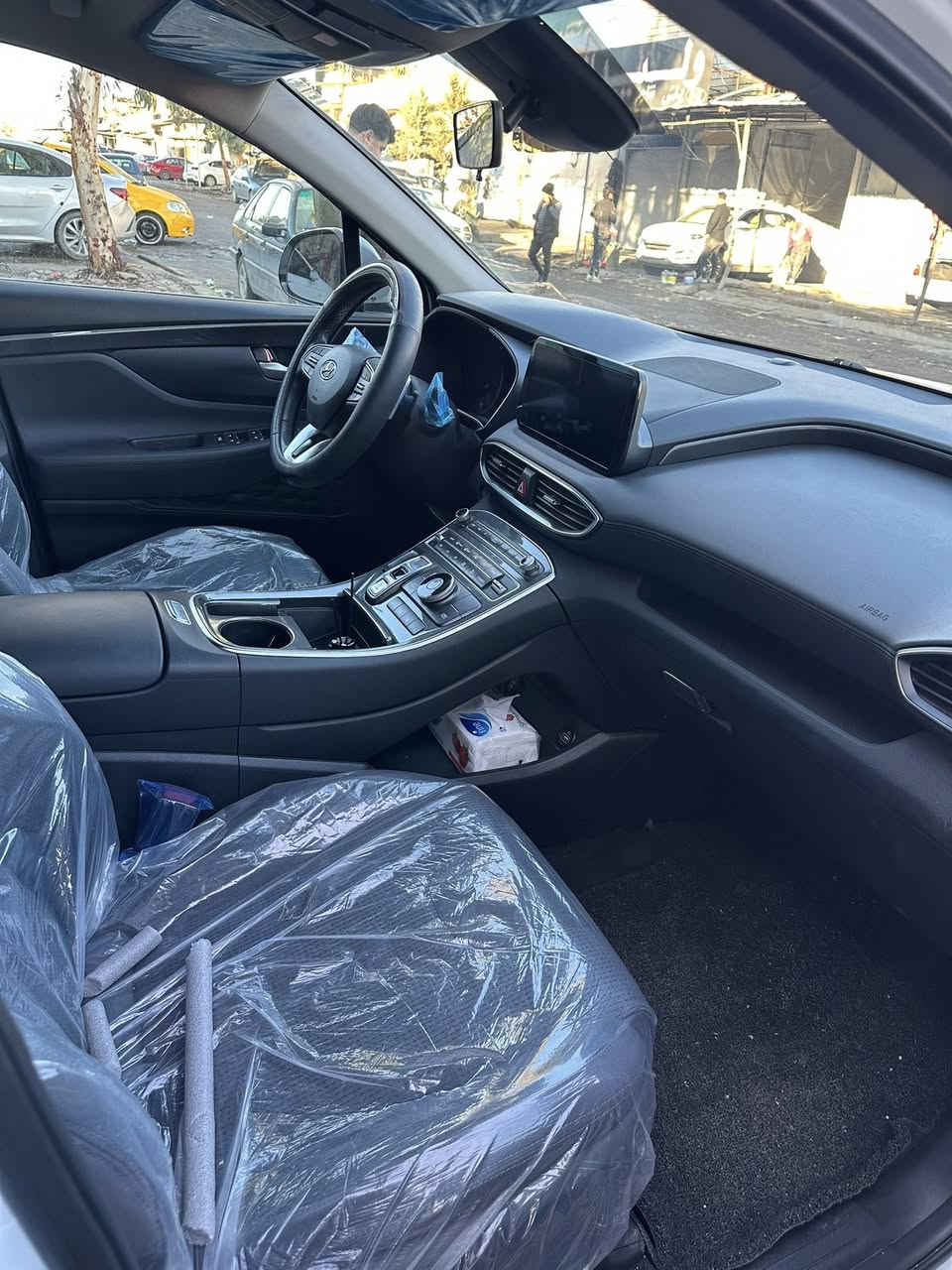 السلام عليكم سنتافي 2023 لون ابيض امريكي دخول جديد ماشي 41 ميل الضرر باب الخلفي والجاملغ الخلفي بجم كبس امامي خلفي سيارة جديدة
السعر 215 
الاتصال ***********
***********
مكان الموصل
