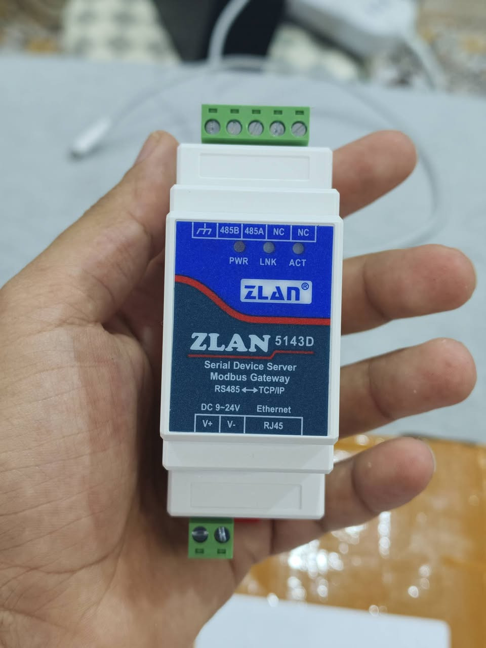 للبيع: محول ذكي ZLAN 5143D (Modbus Gateway)
​جهاز احترافي لربط الأجهزة الصناعية ومنظومات الطاقة الشمسية بالإنترنت. يحول الإشارة من RS485 إلى شبكة (Ethernet / TCP/IP) لمراقبة البيانات والتحكم عن بُعد.
​⚙️ أهم الاستخدامات والمواصفات:
​ربط إنفرترات الطاقة الشمسية ومقاييس الطاقة لمتابعتها عبر الموبايل أو السيرفر.
​ربط متحكمات الـ PLC وأجهزة المعامل بالشبكة الداخلية.
​يحول بروتوكول Modbus RTU إلى Modbus TCP.
​يشتغل على فولتية DC 9~24V.
​يثبت مباشرةً على سكة اللوحة الكهربائية (DIN Rail).


**إذا كنت صاحب هذا الإعلان وتريد حذفه لأي سبب، رجاءا أرسل رسالة إلى الدعم الفني**