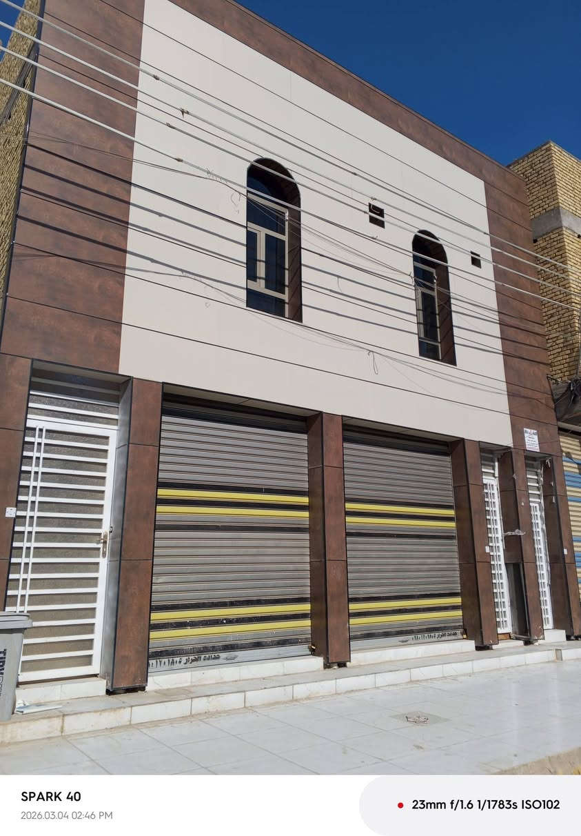 بناية تجارية في الاسكان شارع الجامع مساحة 200 متر تحتوي على شقتين ومشتمل ومحلات مؤجرة بالكامل بوارد شهري جيد عرض الشارع 20 متر للاستفسار أو الاتصال *********** مكتب الغيث للعقار شارع الجامع مقابل مجمع كلشي وكلاشي
