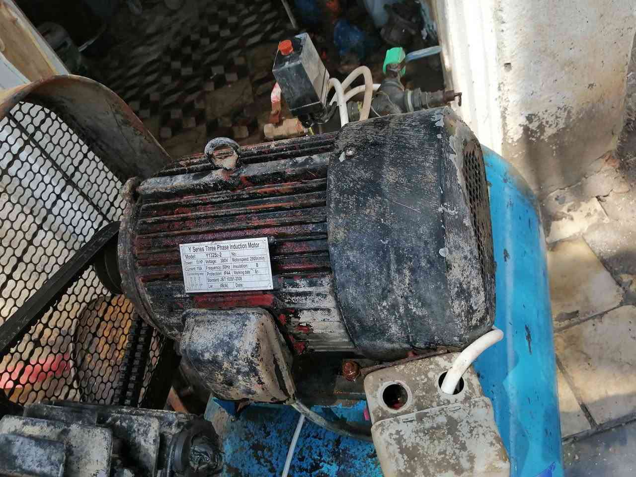 سلام عليكم
كمبريسر هواء للبيع
       حجم 500L
      ماطور 10 حصان 3فيز
     تاروسه 3بستم
      ضغط 8bar
مكان السماوه ***********
