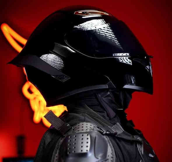 للبيع 🔴
خوذة لون أسود لامع ،🖤 فك قلاب ⛓️‍💥، ثلاث فتحات تهوية 🌬️  نظارة ليلية 🌃
مع العلم الخوذة جامتها ونظارتها مضللات، يعني تباوع بعين الشمس 💥💥
بيها نسبة الياف كاربون ڤايبر 8.5%
مو بس هيچ وياها جامه شفافة بعدها بلاصقها ومامشدودة، ووياها كيس الخوذة القماشي 
للعلم الخوذة ماركة وتگدر من تجي عليها تگلبها وتصورها وتبحث عليها ، الخوذة سعرها 150 ورايدها ب 75 الف بسس، السعر  قفل 🔓 لإن مستعجل على بيعتها نظافة الخوذة 98%  التواصل خاص أو واتساب على هذا الرقم ***********
