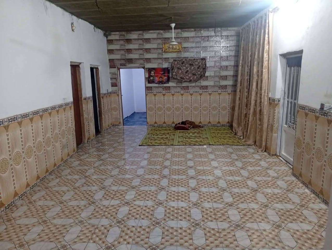 سلام عليكم بيت البيع حي المنصور جهت سكه القطار المساحه 350متر متكون البيت غرفتين وصاله ومطبخ صحيات داخليات براني بس داك ساسه مرفوع لا ستفسار عله رقم ***********بي واساب
